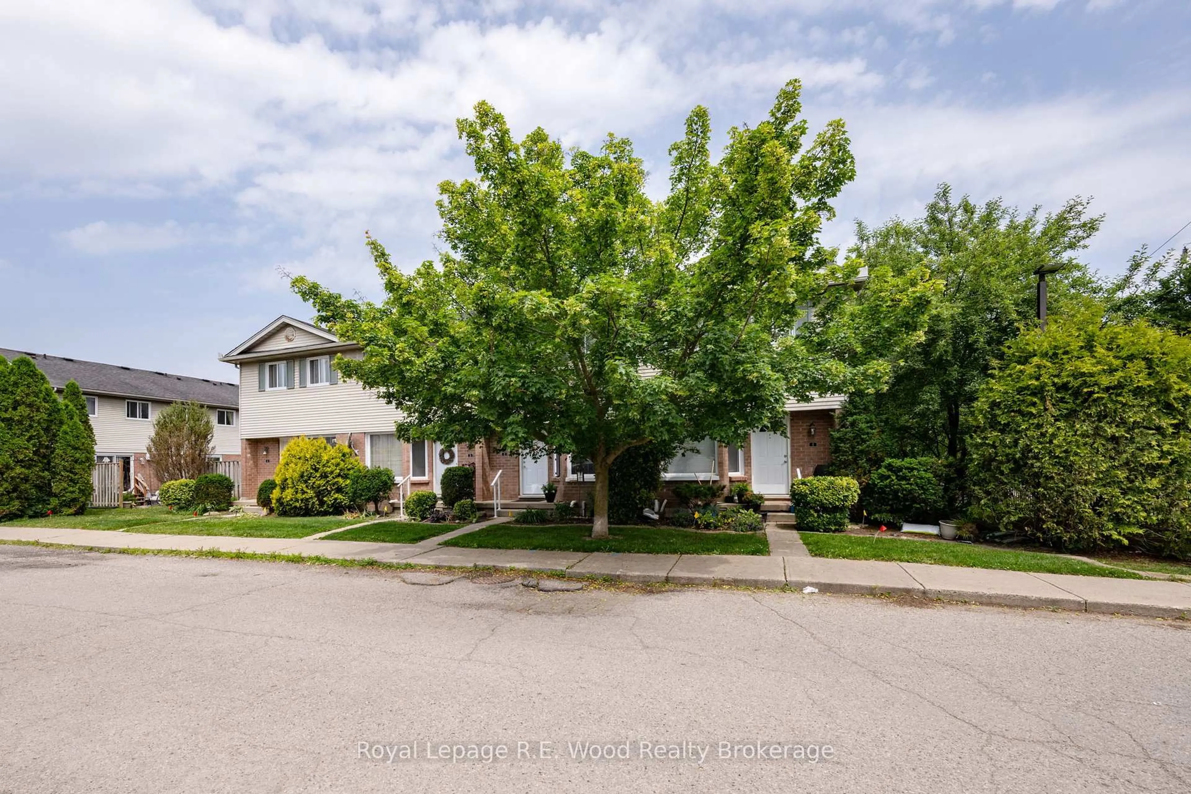 A pic from outside/outdoor area/front of a property/back of a property/a pic from drone, street for 10 Dufferin St #4, Norwich Ontario N0J 1P0