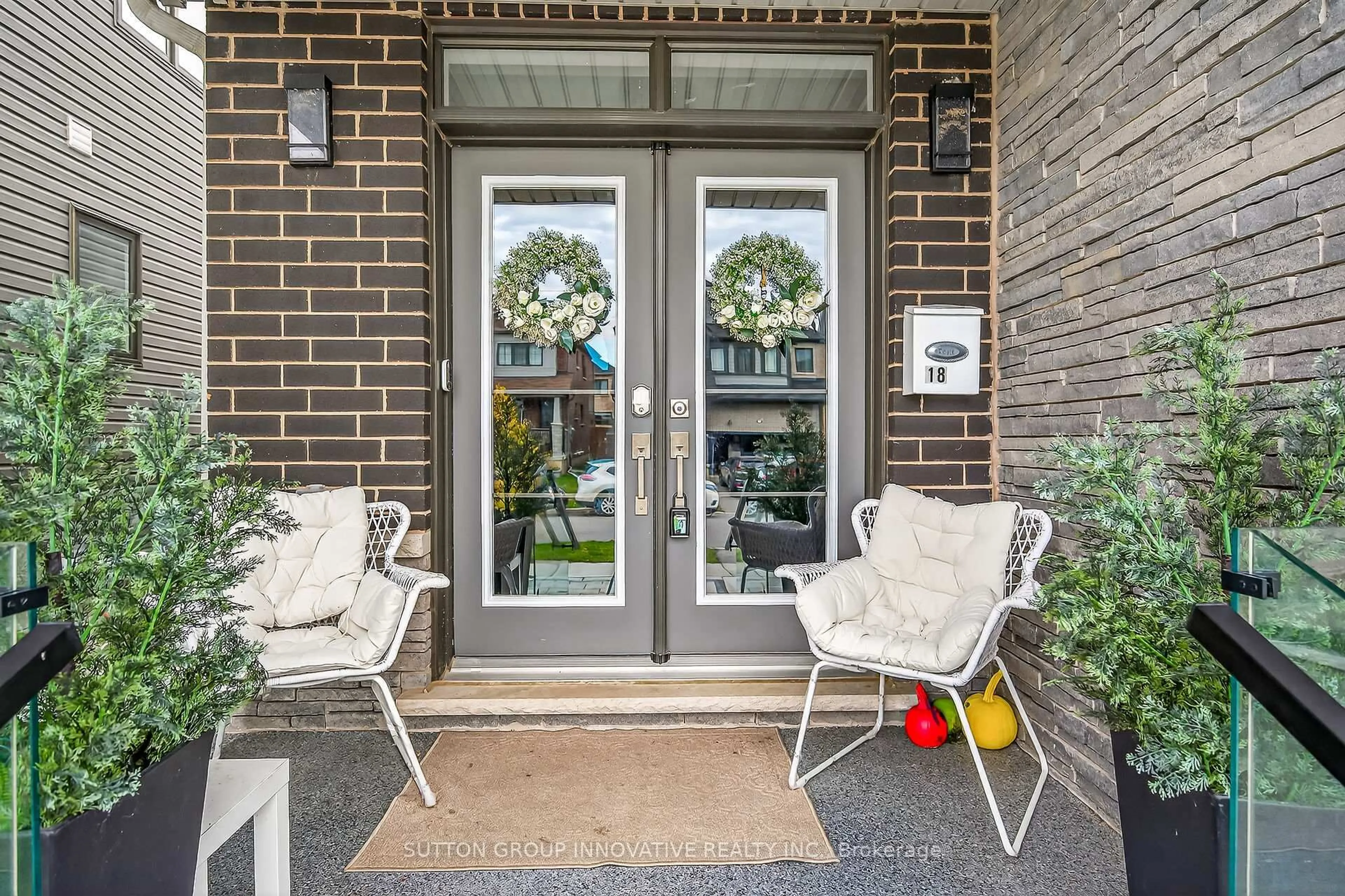 Indoor entryway for 18 Lise Lane, Haldimand Ontario N3W 0C7