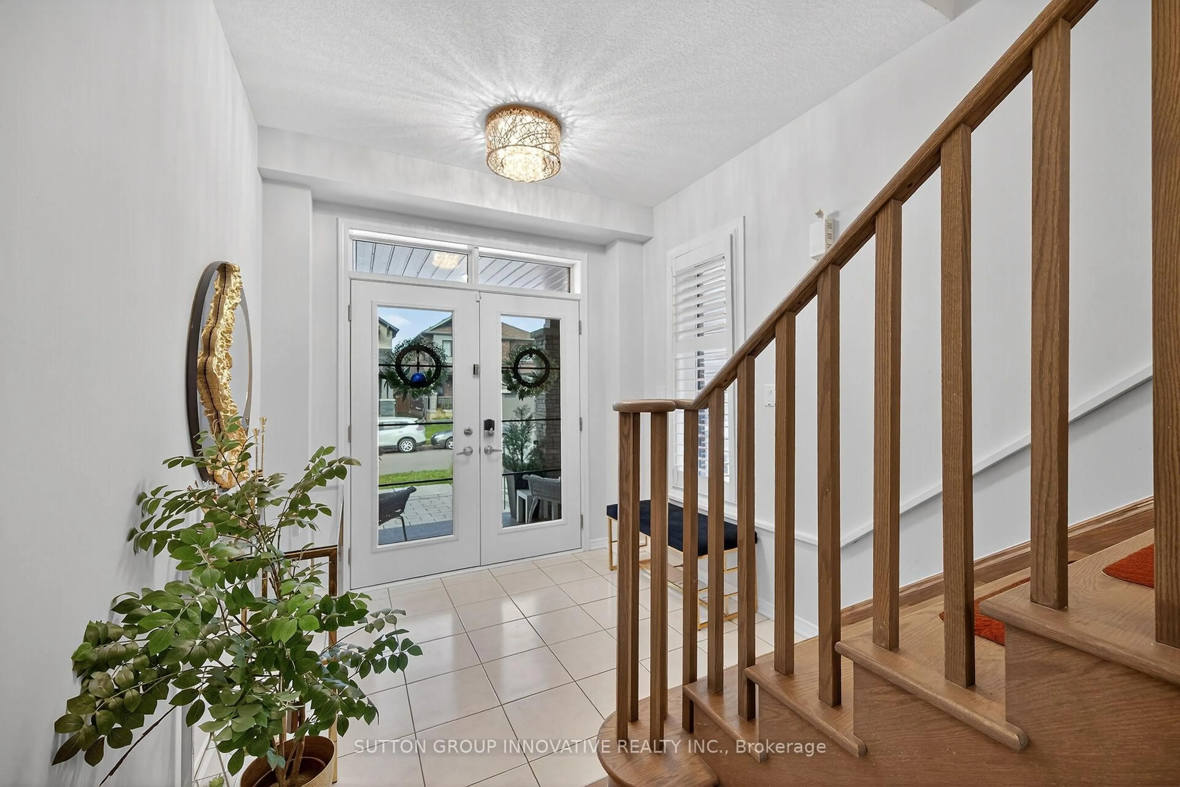 Indoor foyer for 18 Lise Lane, Haldimand Ontario N3W 0C7