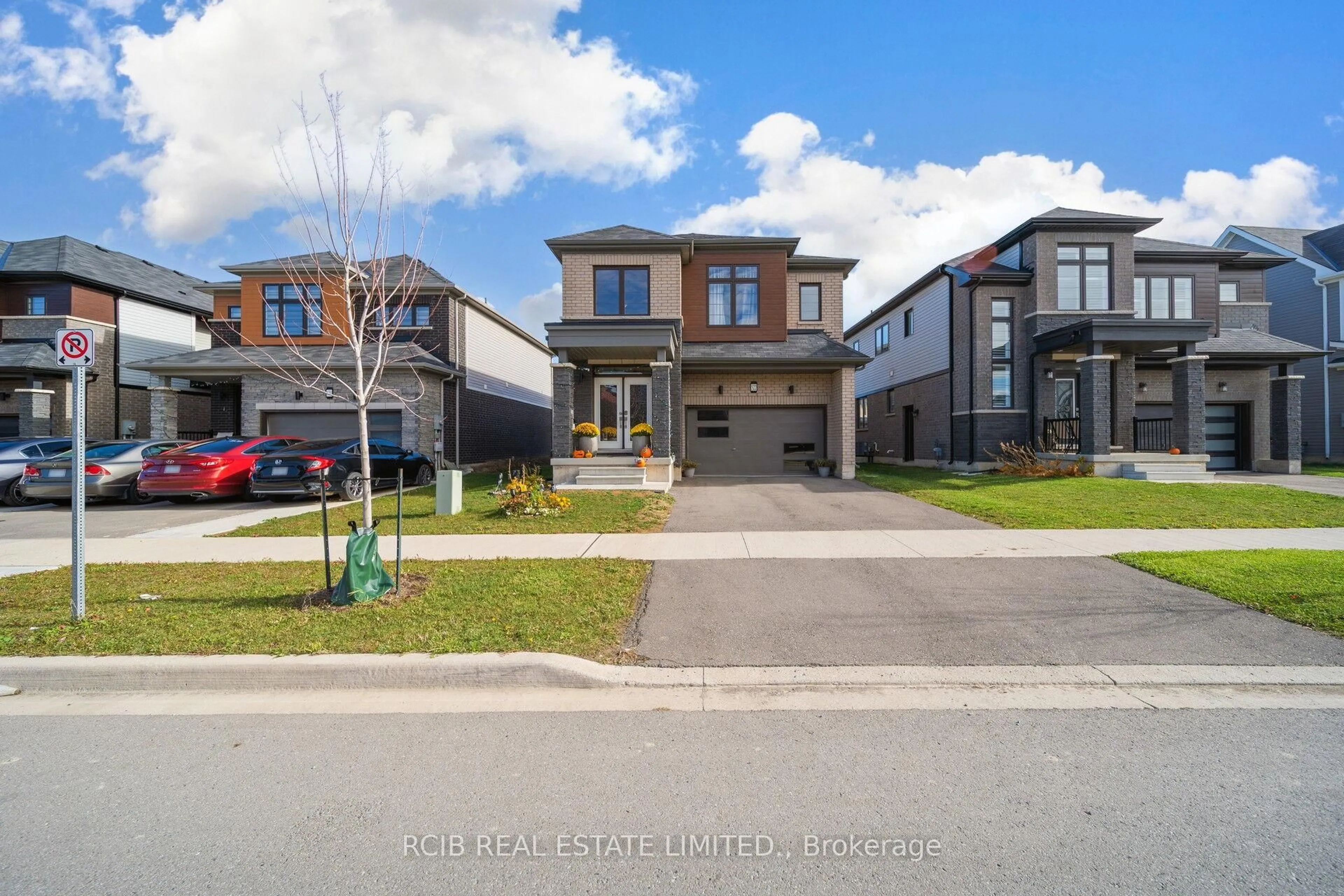 A pic from outside/outdoor area/front of a property/back of a property/a pic from drone, street for 522 Barker Pkwy, Thorold Ontario L2V 0K2