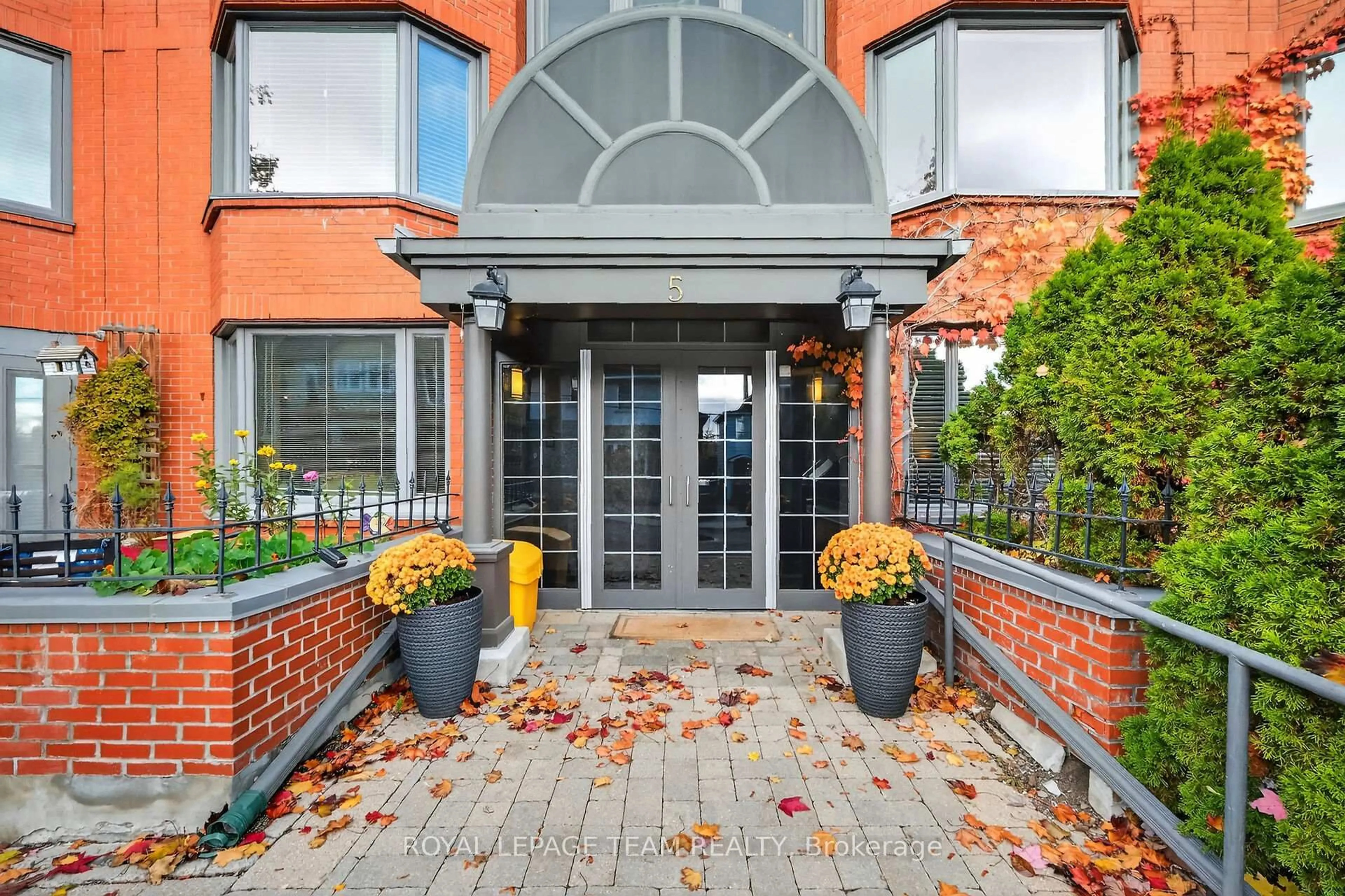 Unknown for 5 Frank St, Ottawa Ontario K2P 0W8