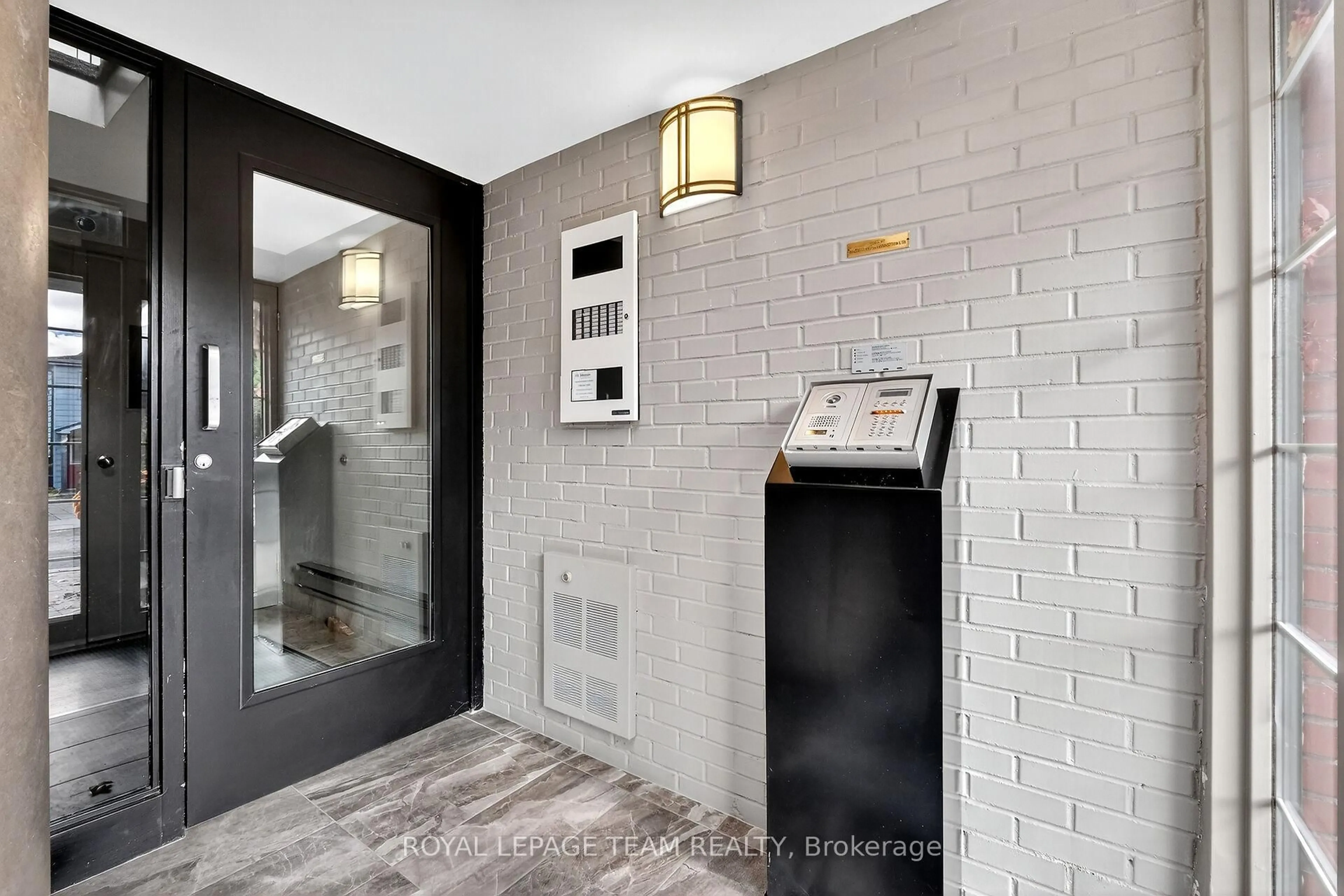 Indoor entryway for 5 Frank St, Ottawa Ontario K2P 0W8