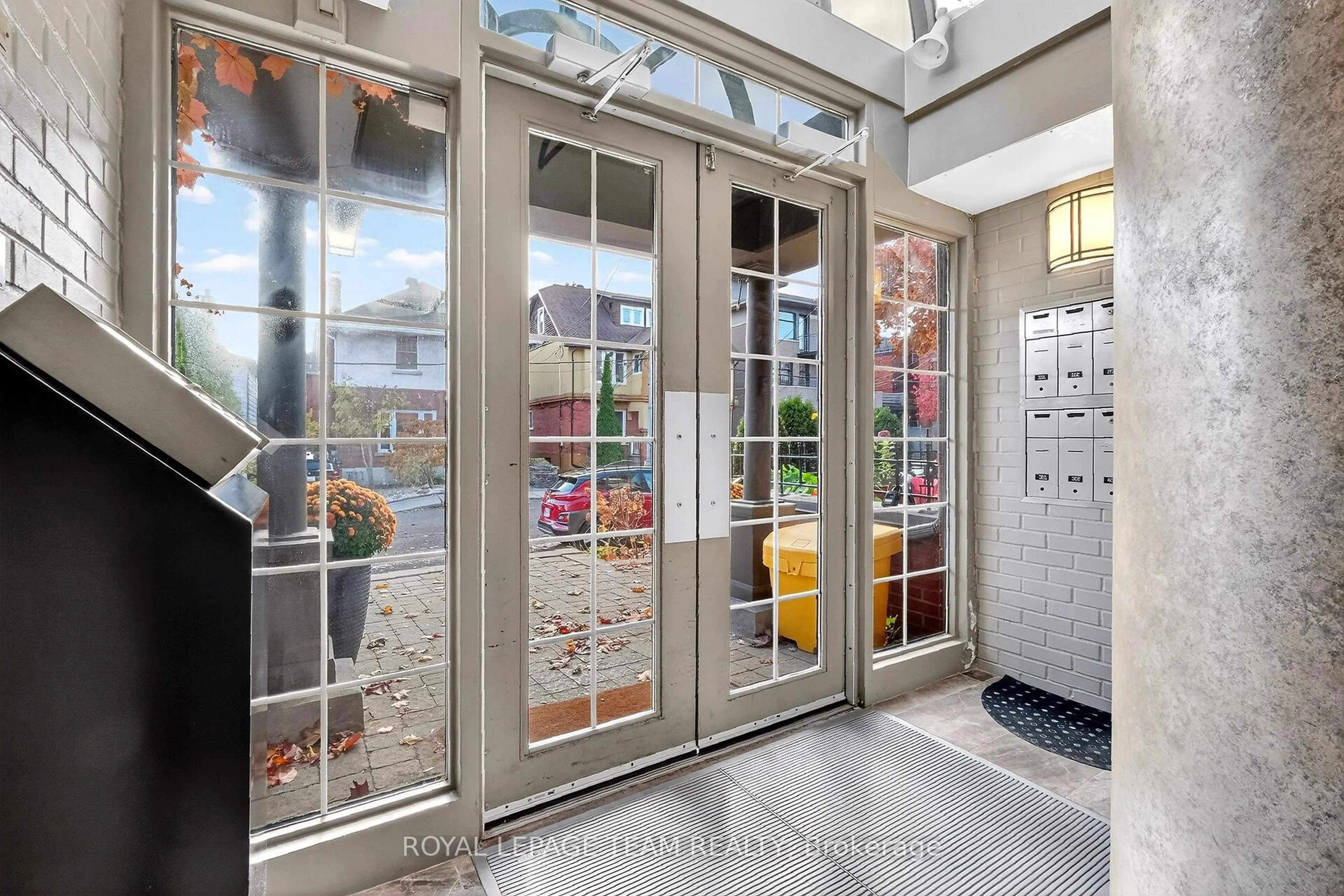 Indoor entryway for 5 Frank St, Ottawa Ontario K2P 0W8