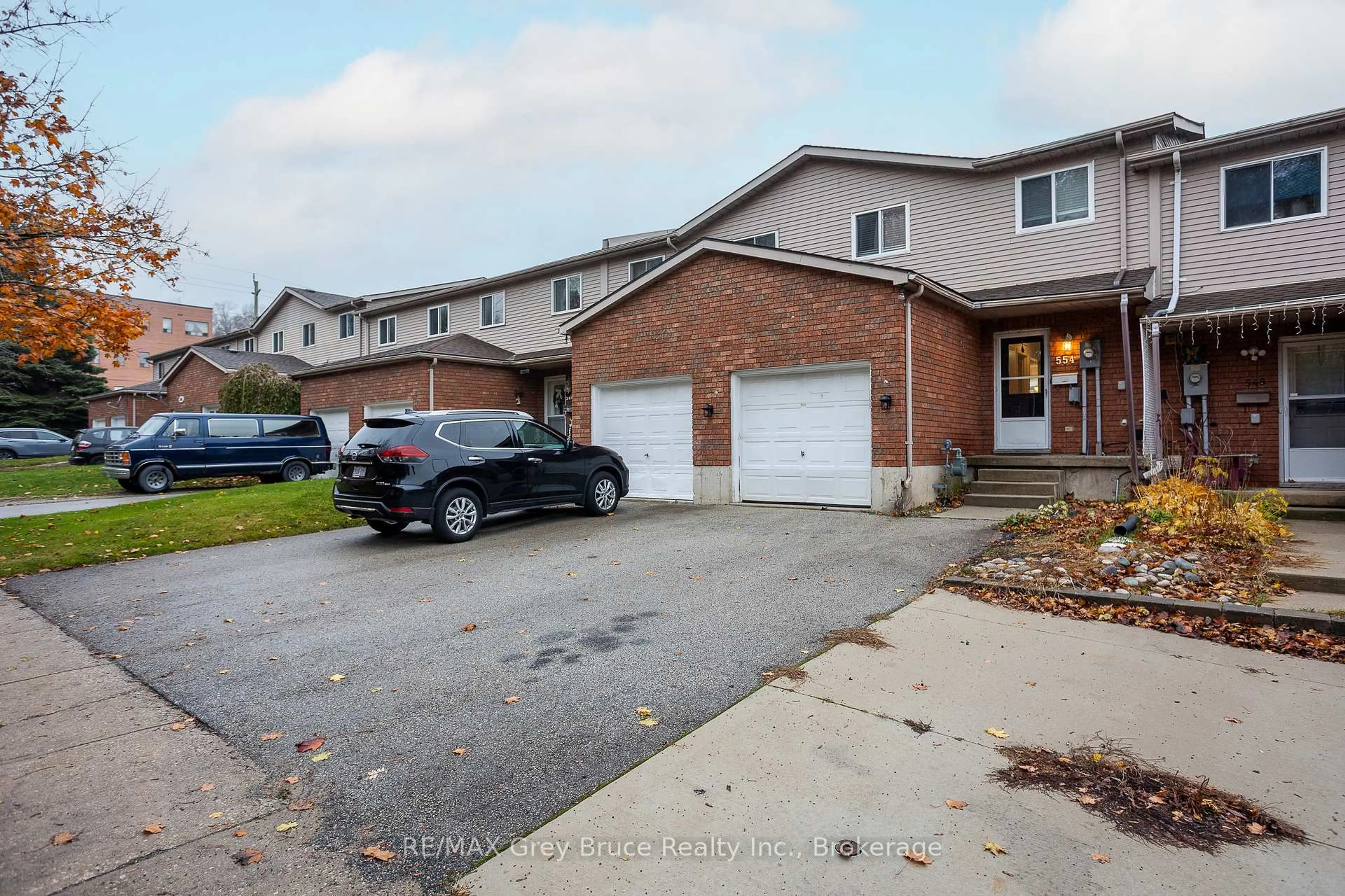 A pic from outside/outdoor area/front of a property/back of a property/a pic from drone, street for 554 12th St, Owen Sound Ontario N4K 3V9