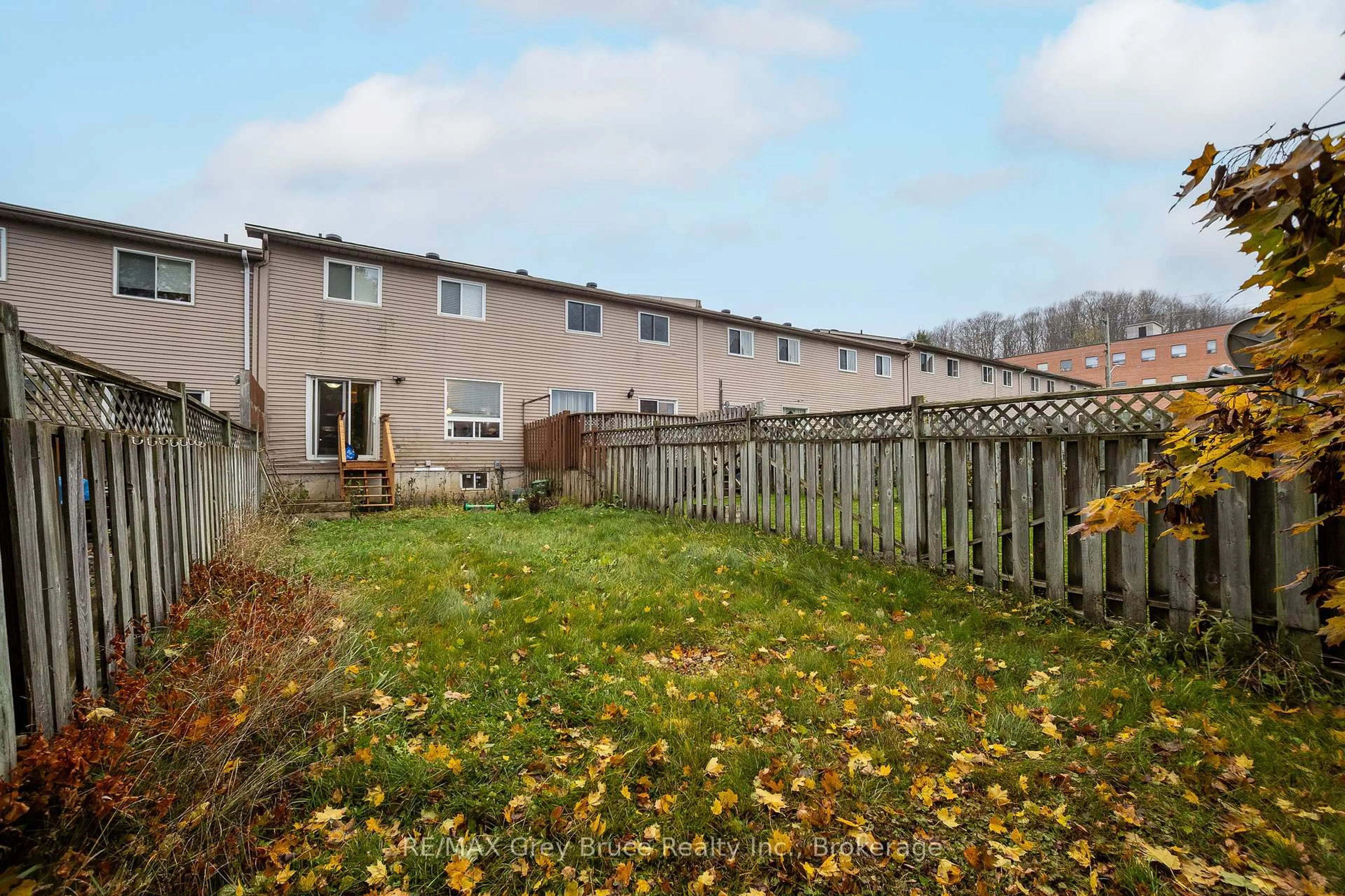 Patio, unknown for 554 12th St, Owen Sound Ontario N4K 3V9