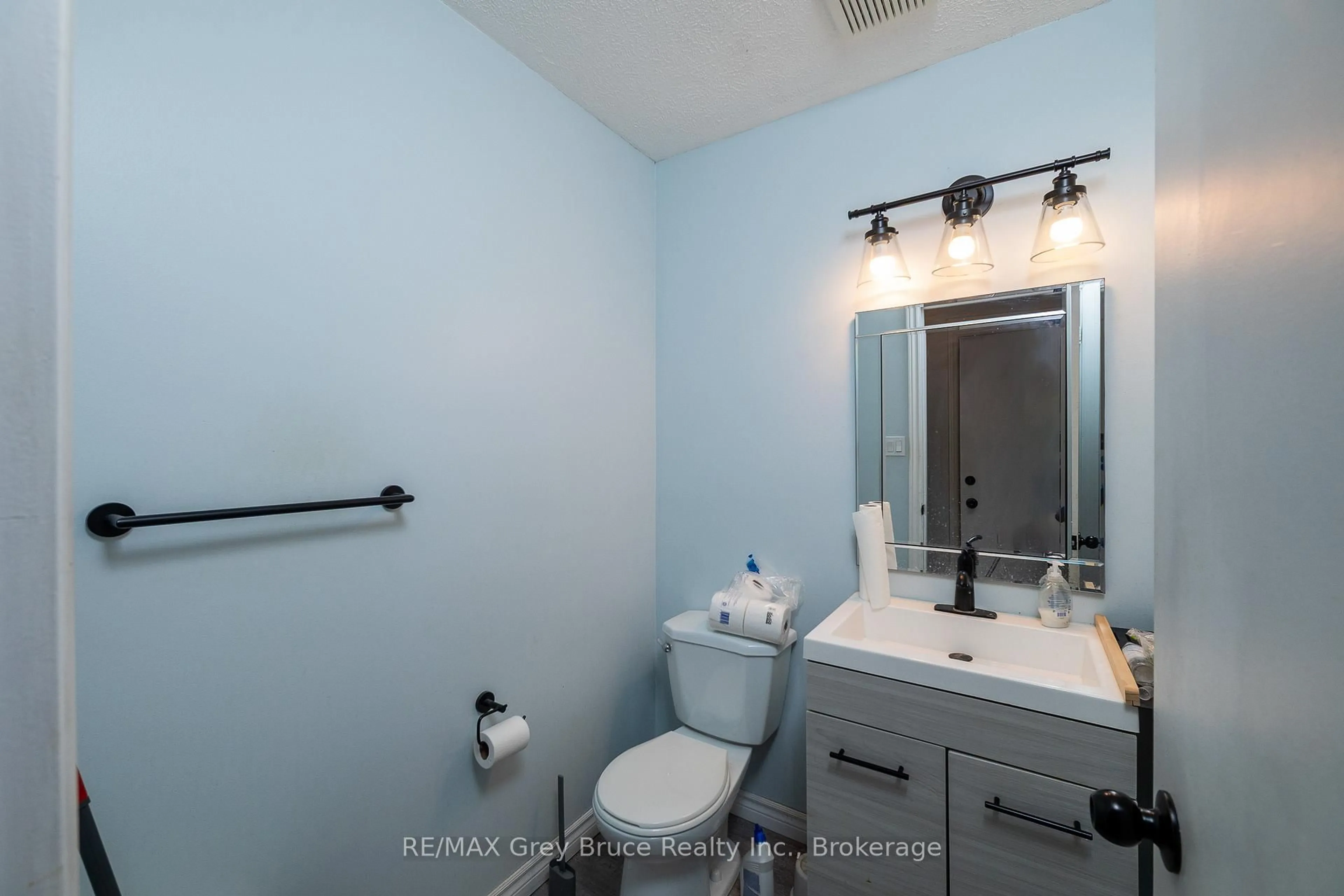 Standard bathroom, unknown for 554 12th St, Owen Sound Ontario N4K 3V9