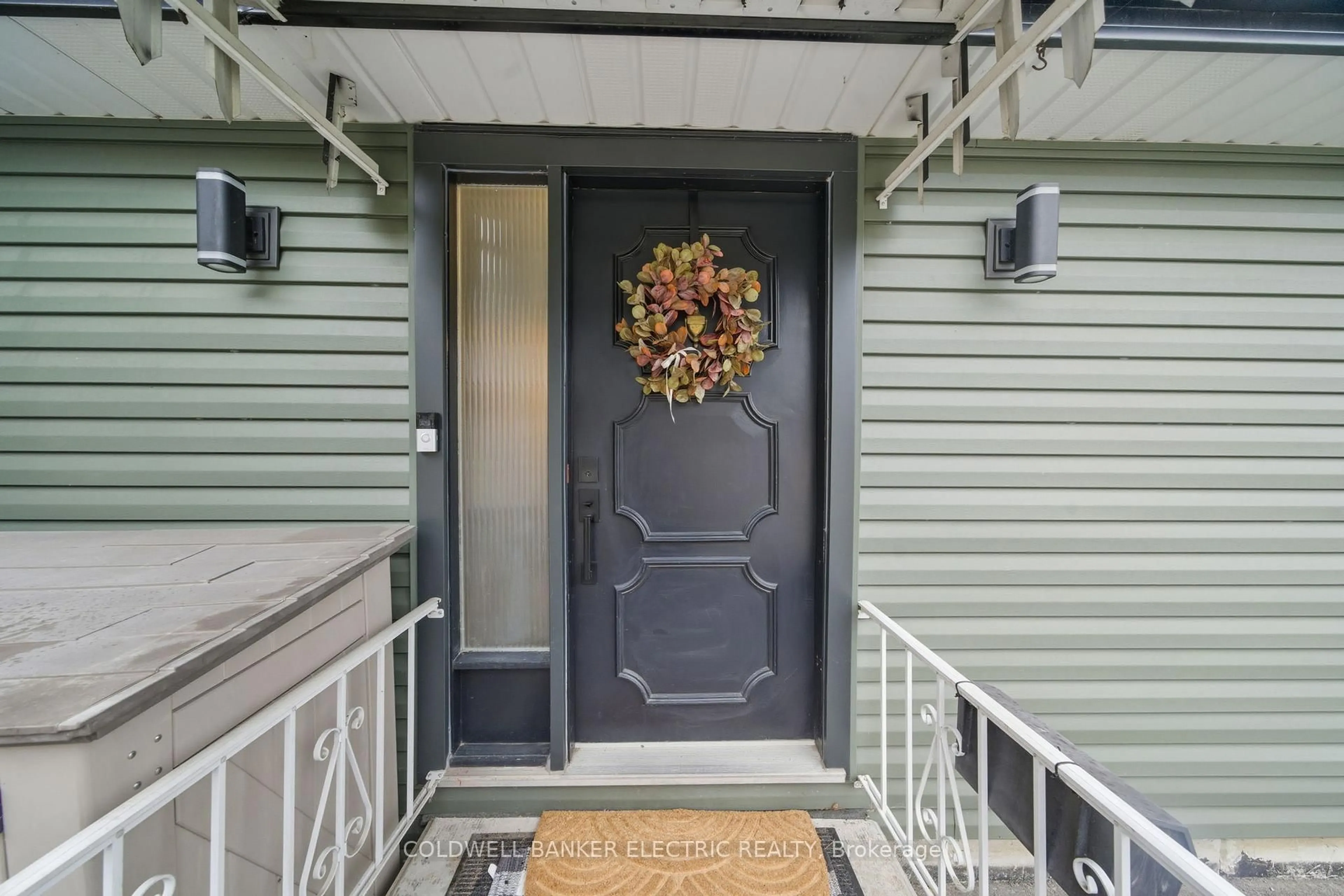 Indoor entryway for 1673 Redwood Dr, Peterborough Ontario K9K 1M2