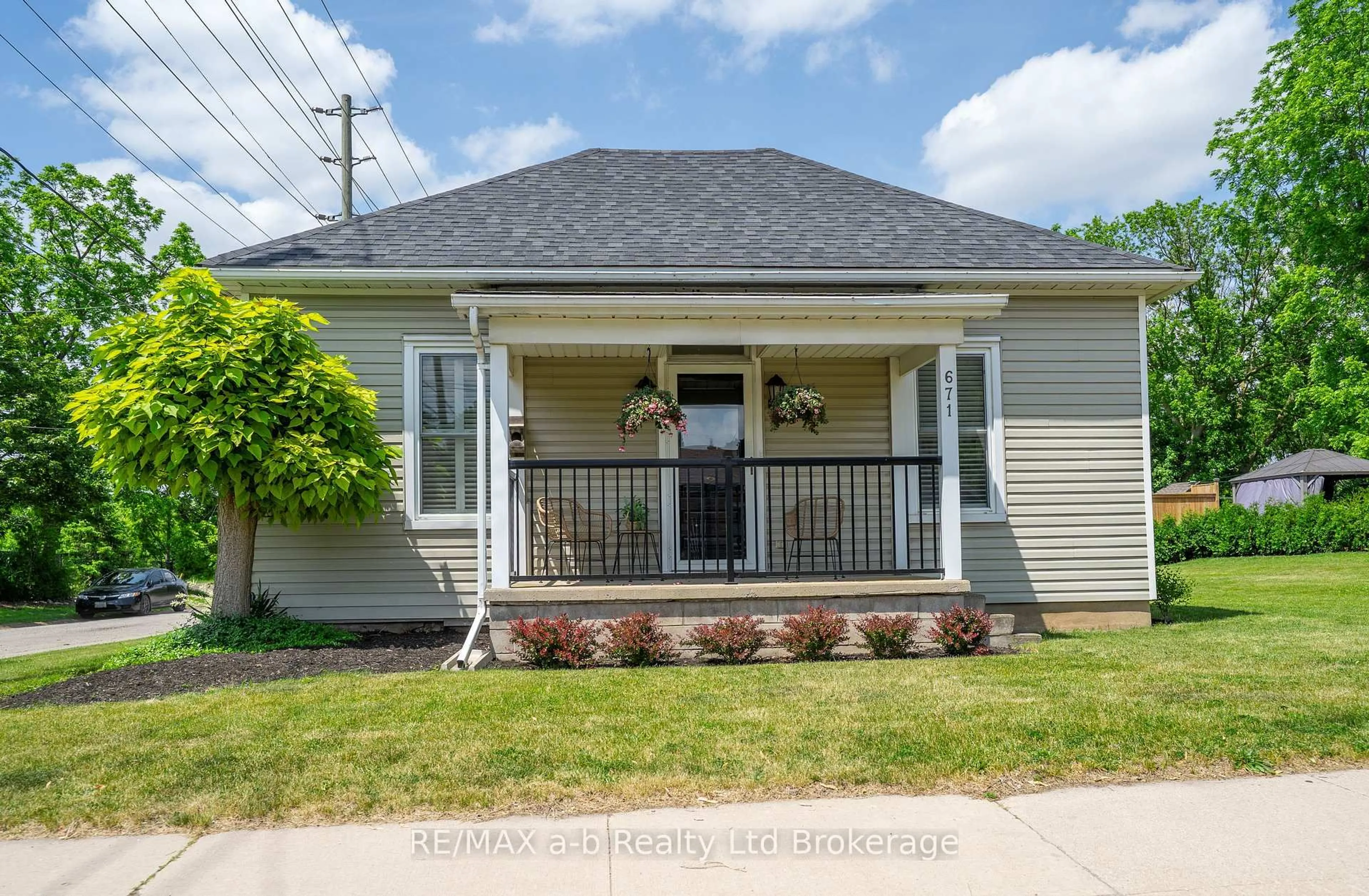 Home with vinyl exterior material, street for 671 Henry St, Woodstock Ontario N4S 1Y2