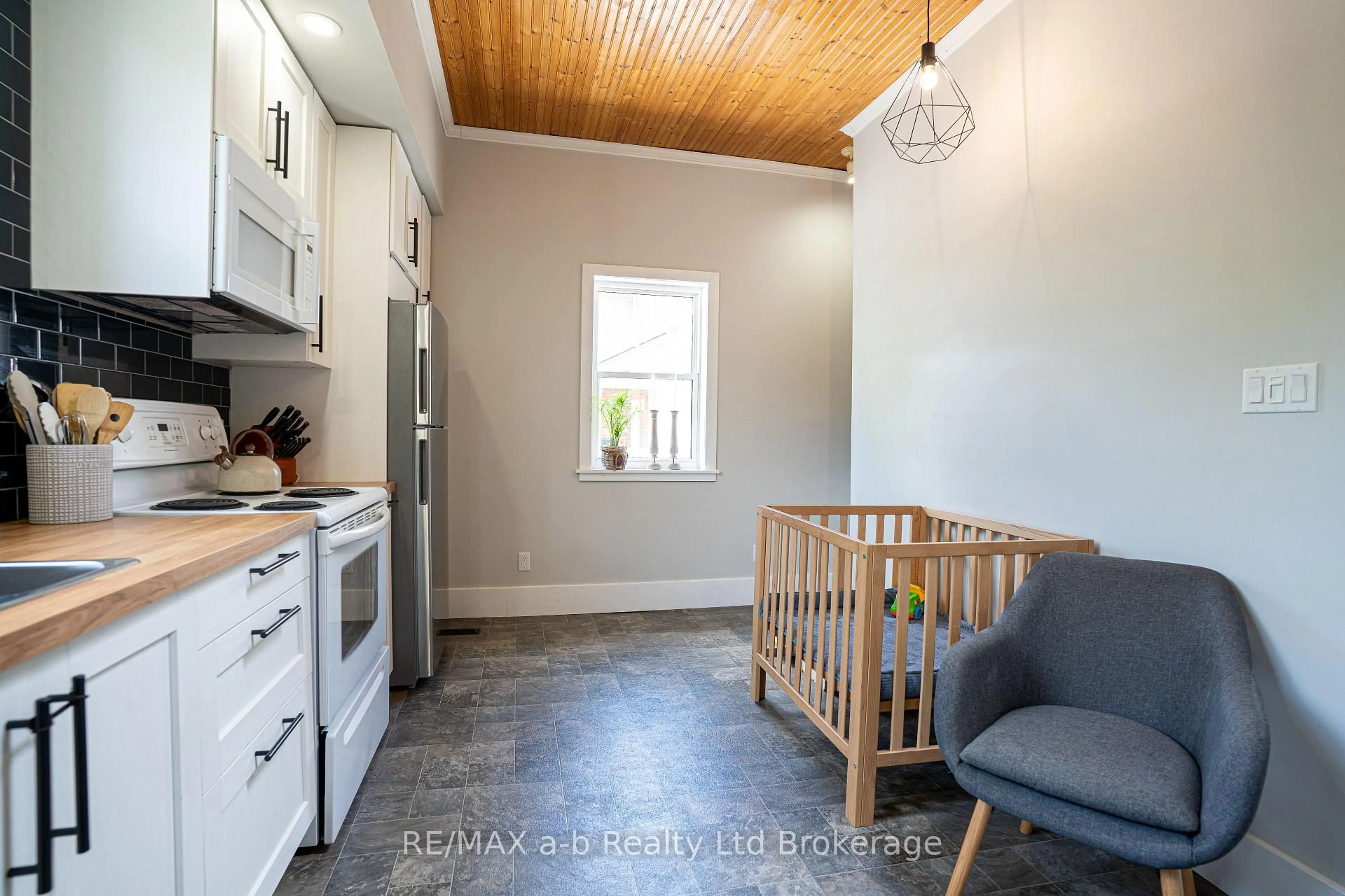 Open concept kitchen, unknown for 671 Henry St, Woodstock Ontario N4S 1Y2