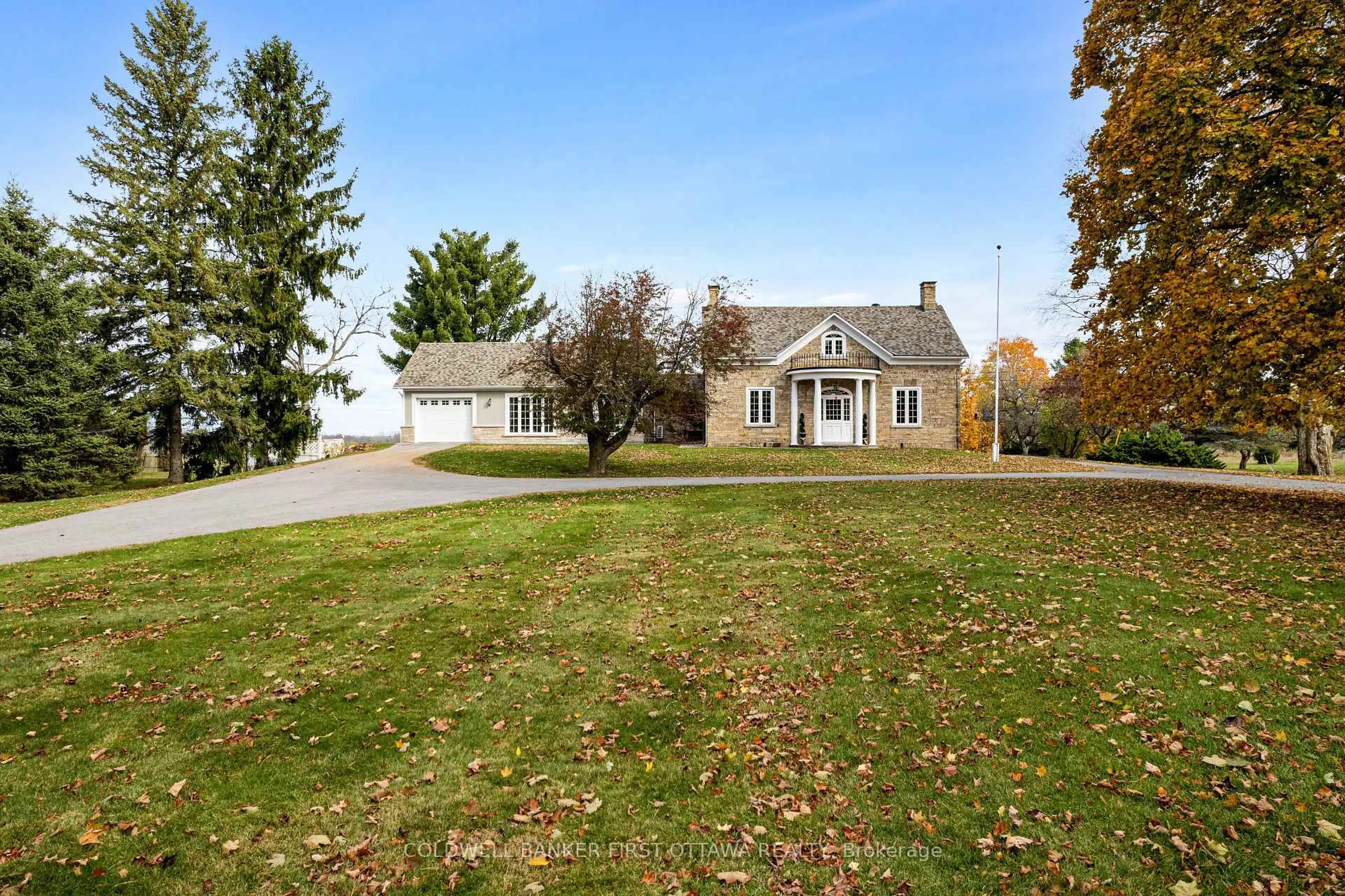 A pic from outside/outdoor area/front of a property/back of a property/a pic from drone, unknown for 2638 Rideau Ferry Rd, Perth Ontario K7H 0G5