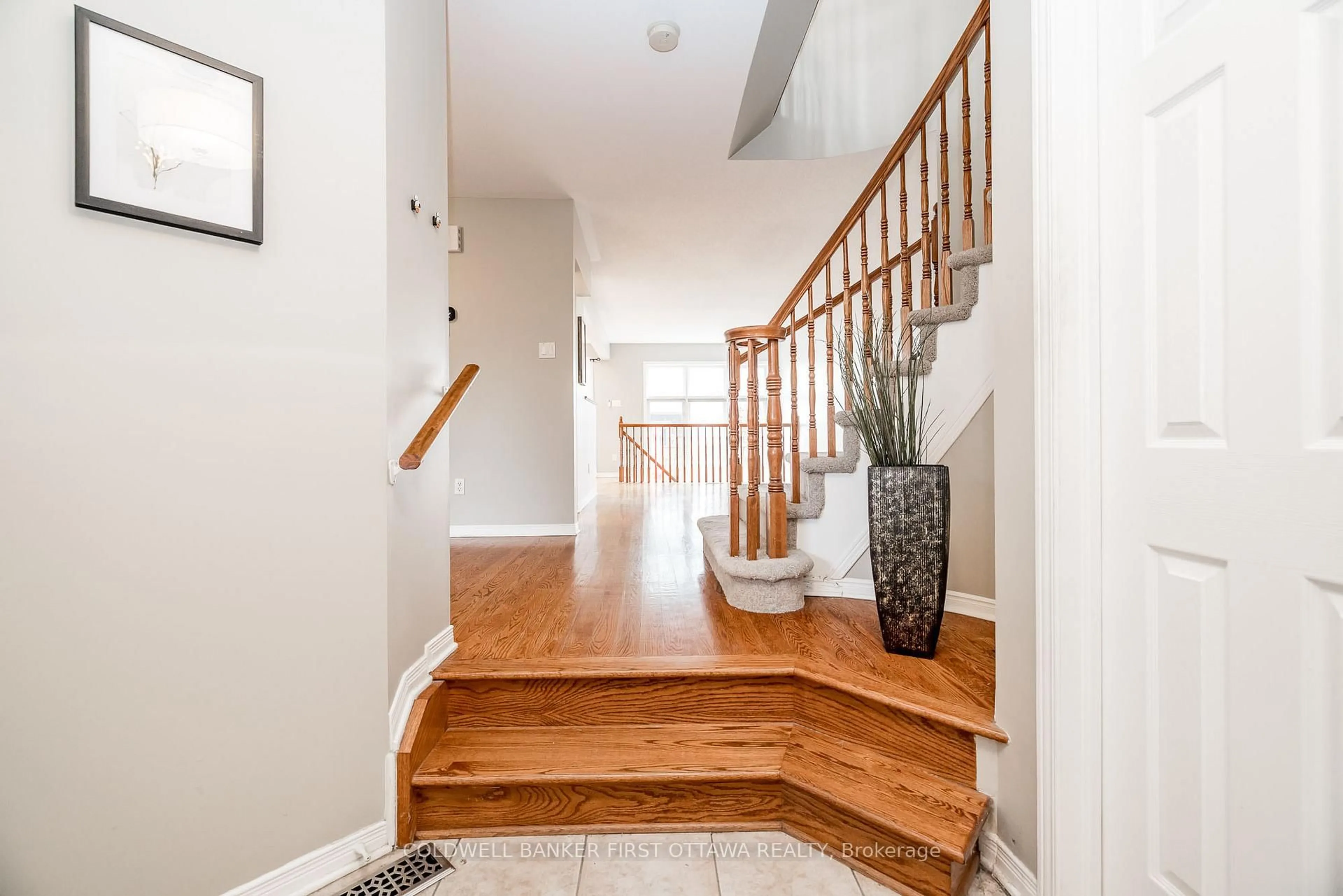 Indoor entryway for 92 DEERFOX Dr, Ottawa Ontario K2J 4W9