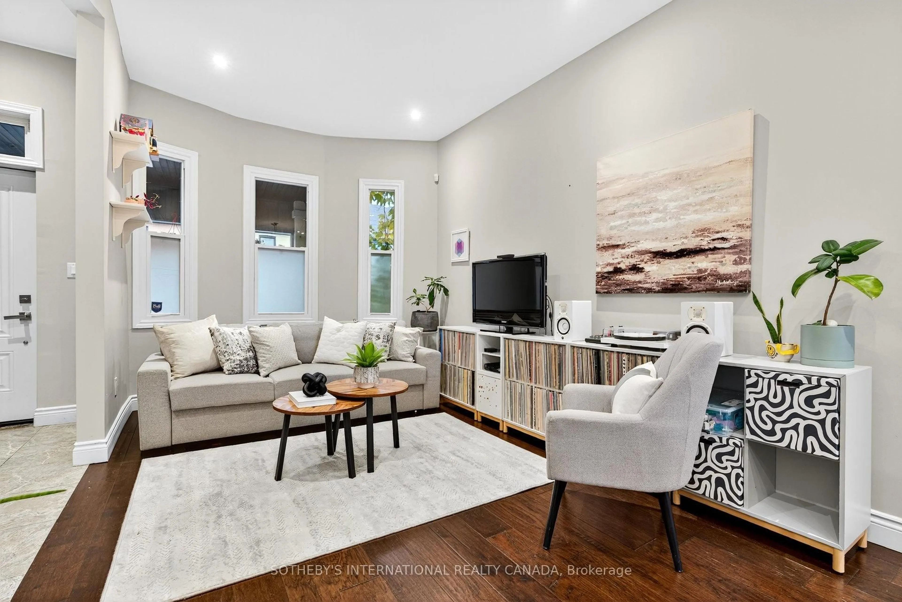 Living room with furniture, unknown for 36 Ashley St, Hamilton Ontario L8L 5S6