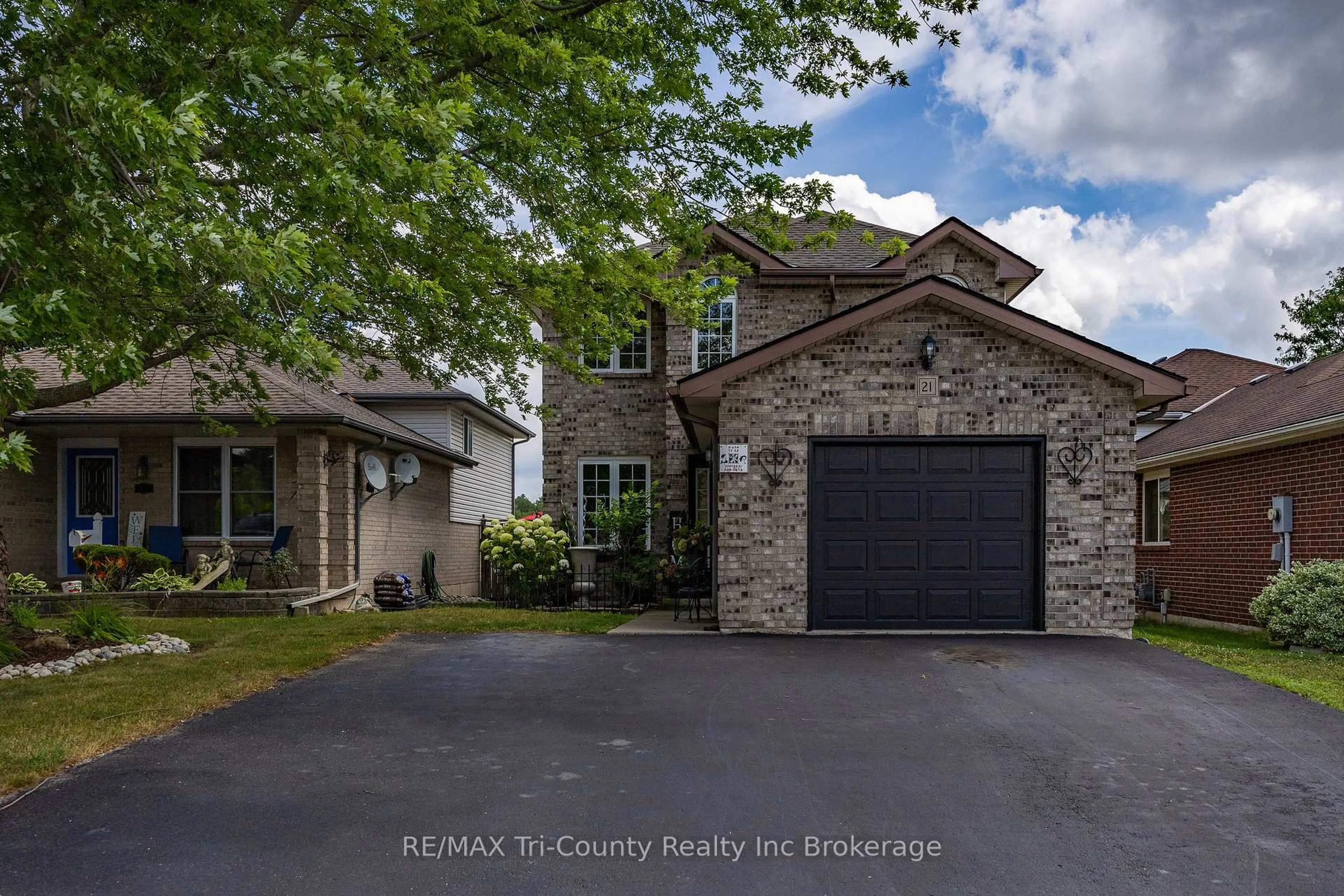 A pic from outside/outdoor area/front of a property/back of a property/a pic from drone, street for 21 Kara Lane, Tillsonburg Ontario N4G 5M3
