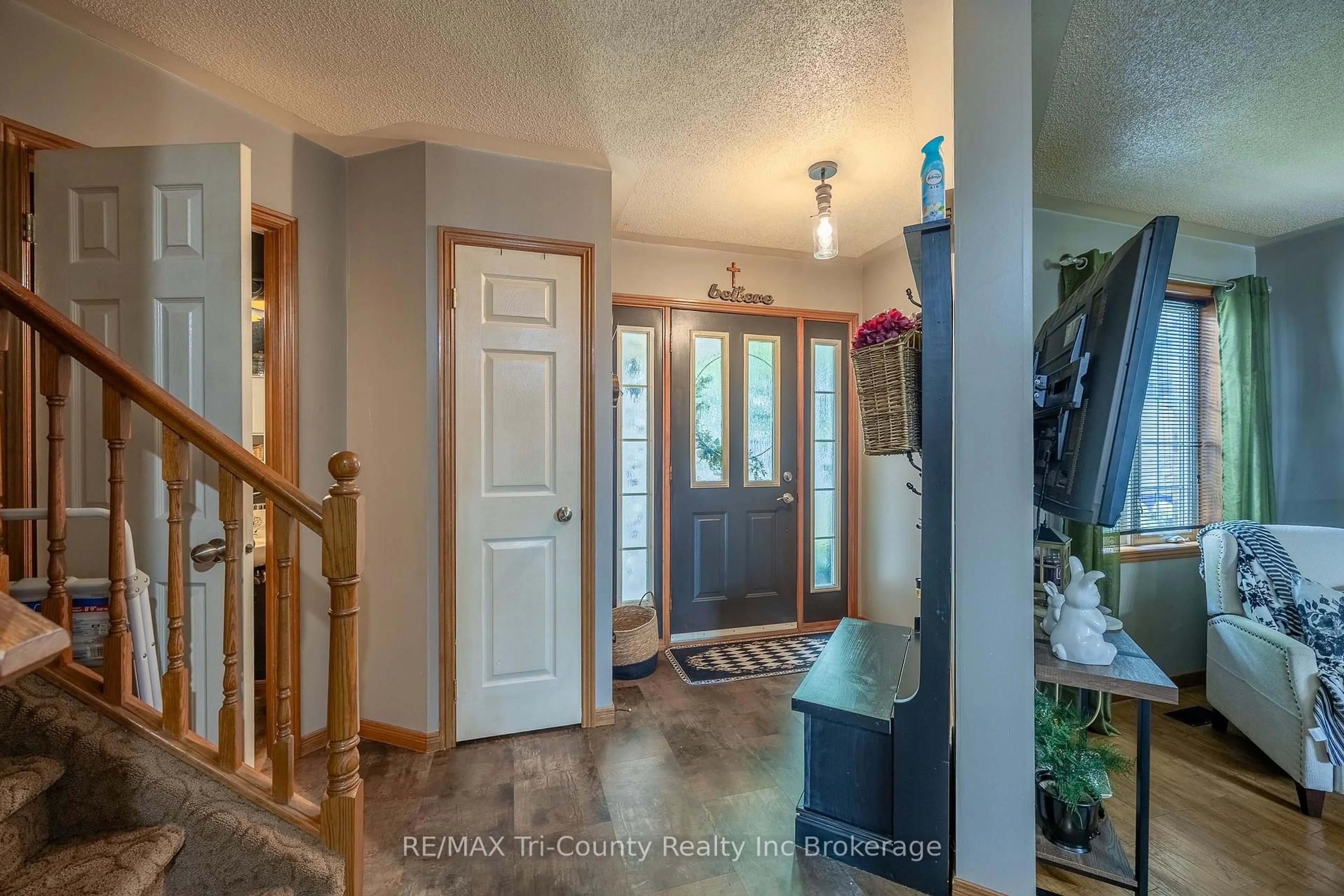 Indoor entryway for 21 Kara Lane, Tillsonburg Ontario N4G 5M3