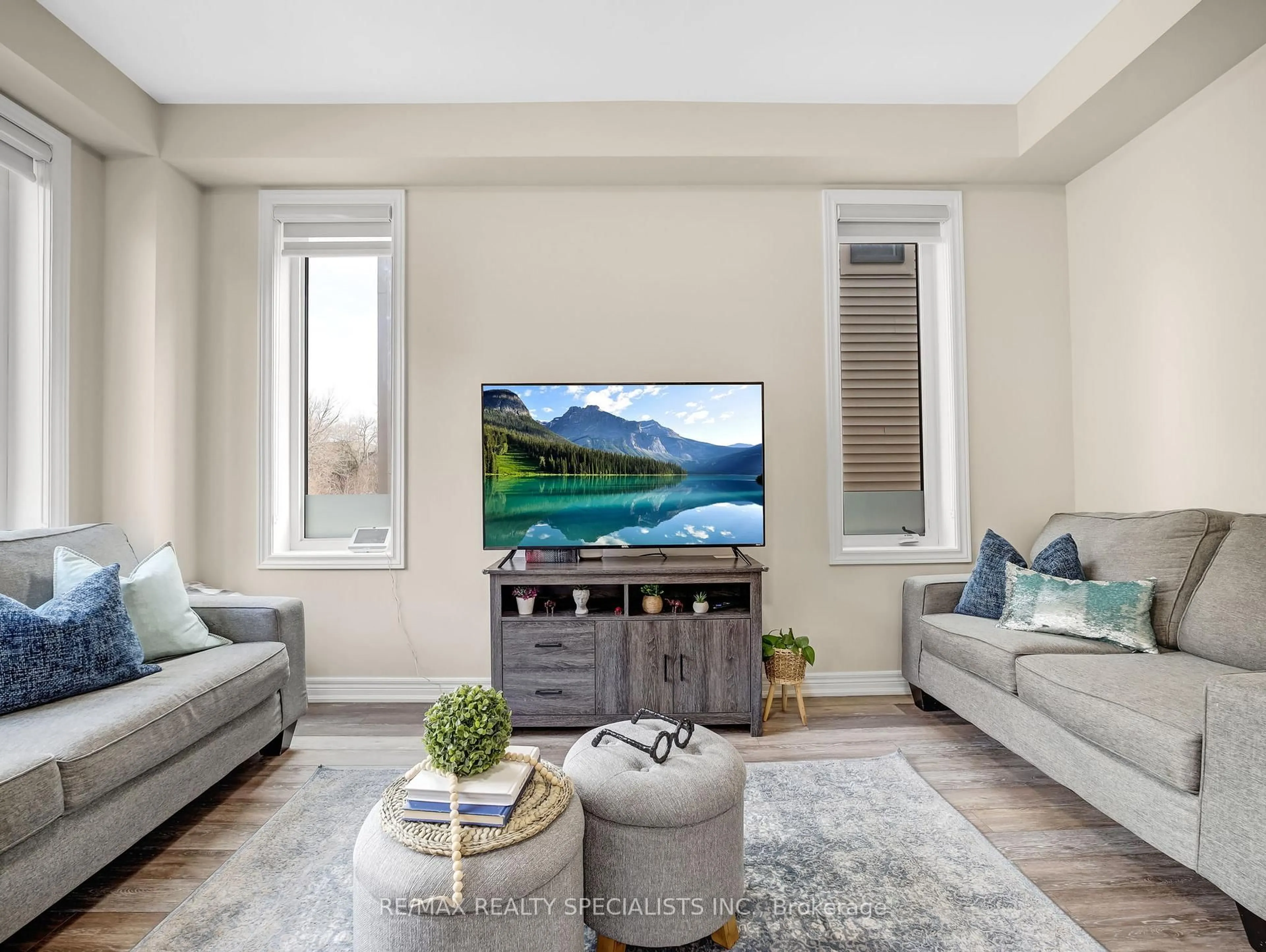 Living room with furniture, unknown for 100 Hollywood Crt #48, Cambridge Ontario N1R 0C5