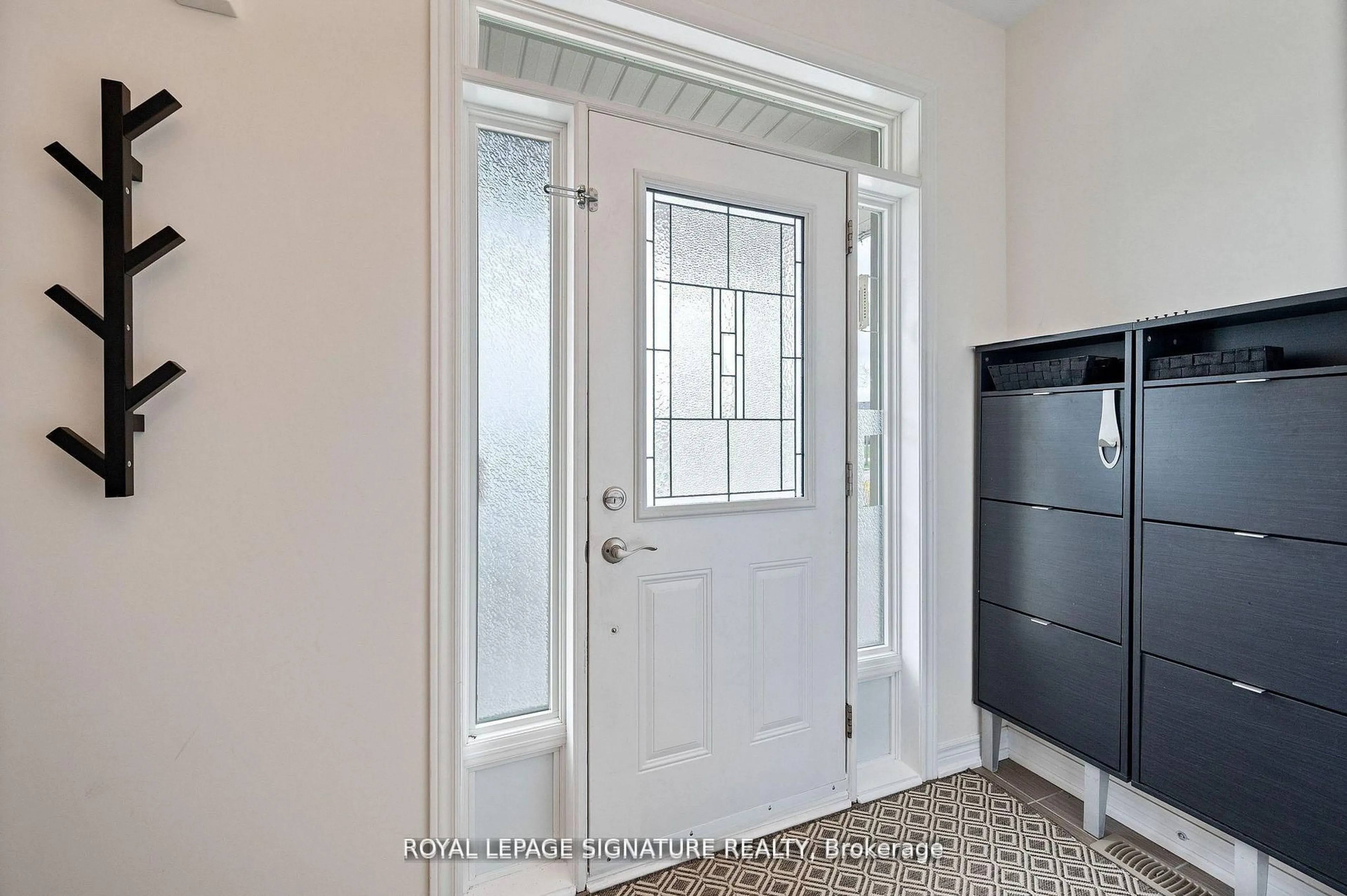 Indoor entryway for 436 Galbraith St, Shelburne Ontario L9V 3V4