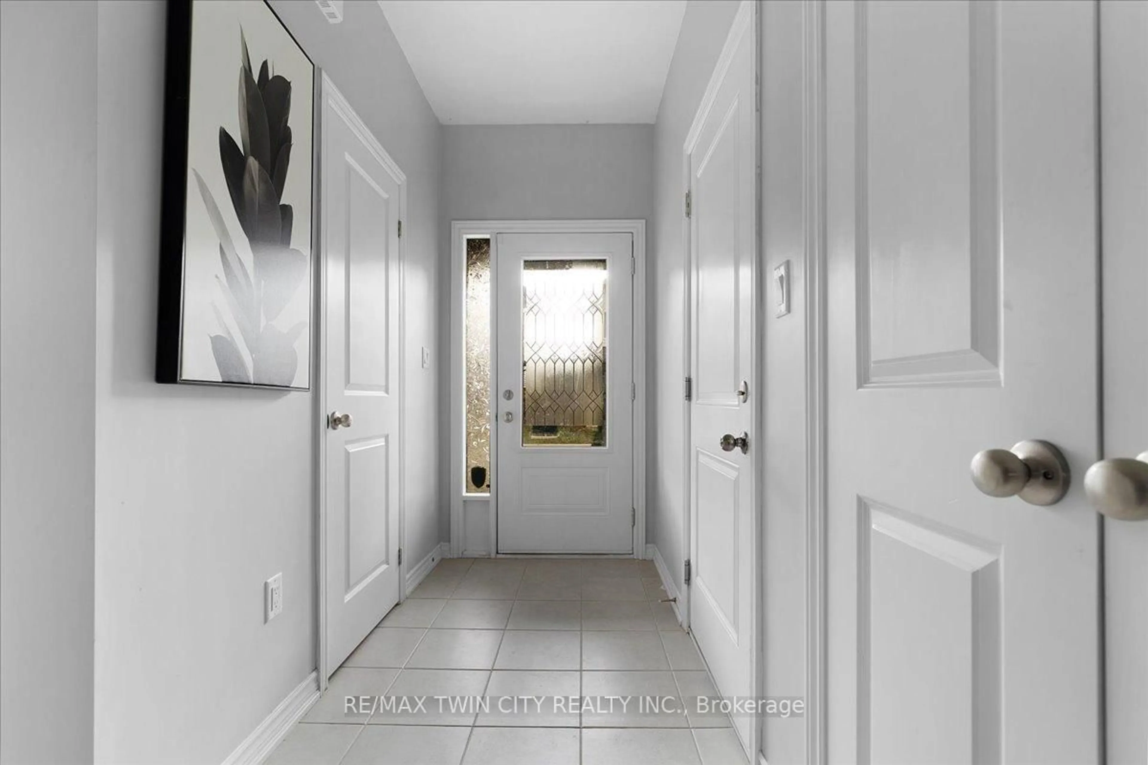 Indoor entryway for 324 Equestrian Way #28, Cambridge Ontario N3E 0E2