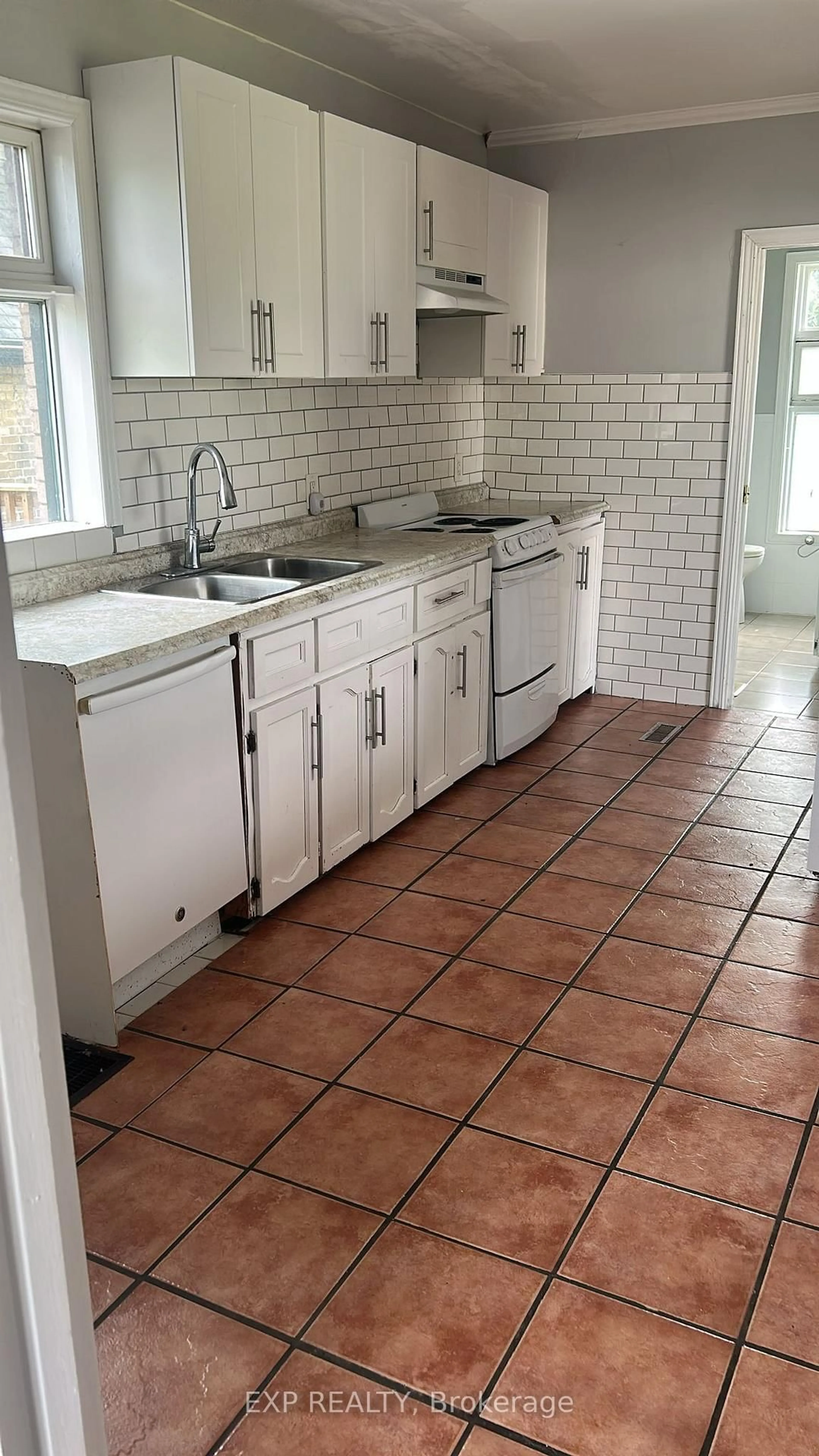 Standard kitchen, ceramic/tile floor for 553 Quebec St, London East Ontario N5W 3Y9