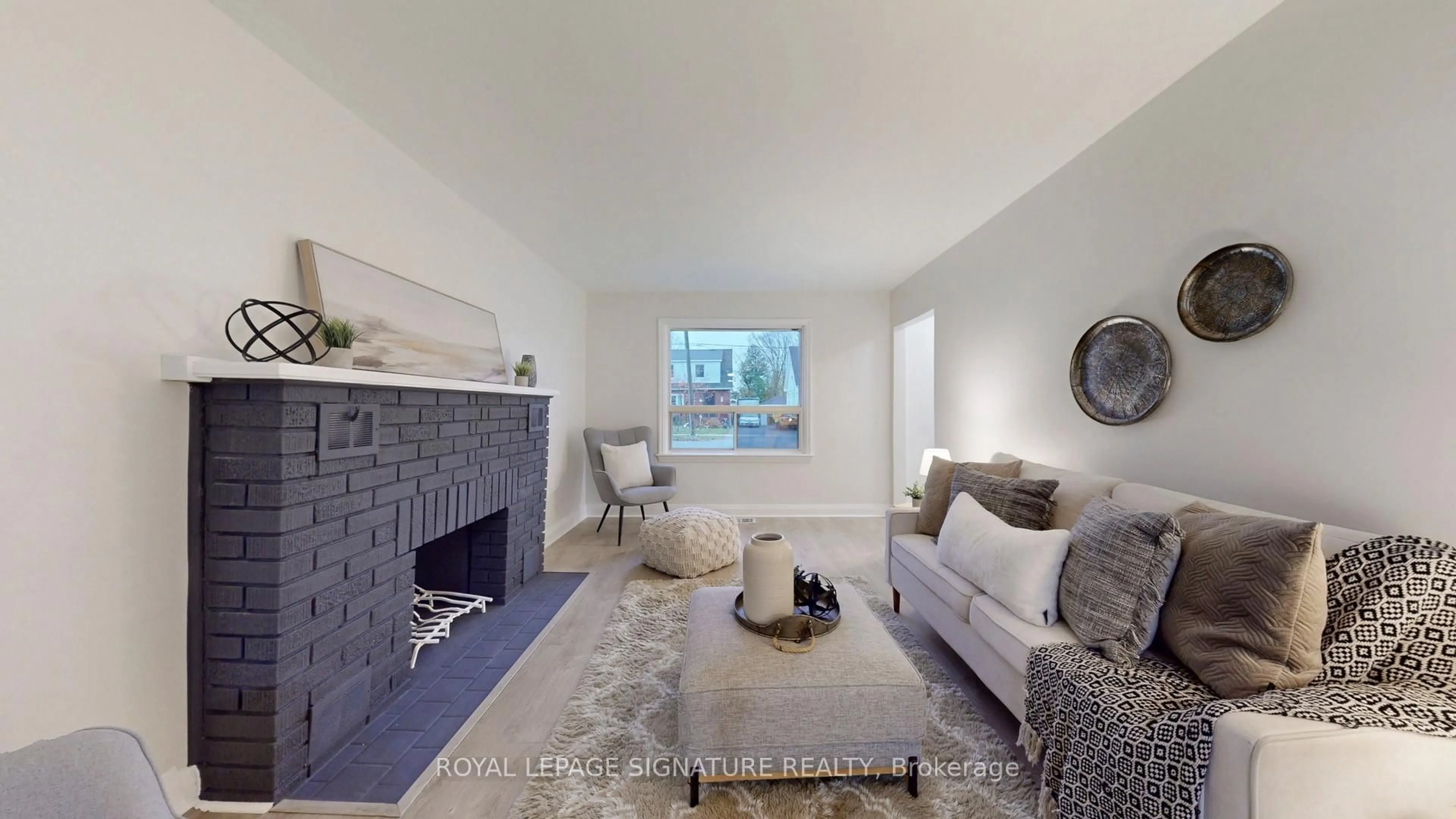 Living room with furniture, unknown for 347 Caddy St, Peterborough Ontario K9H 1M2