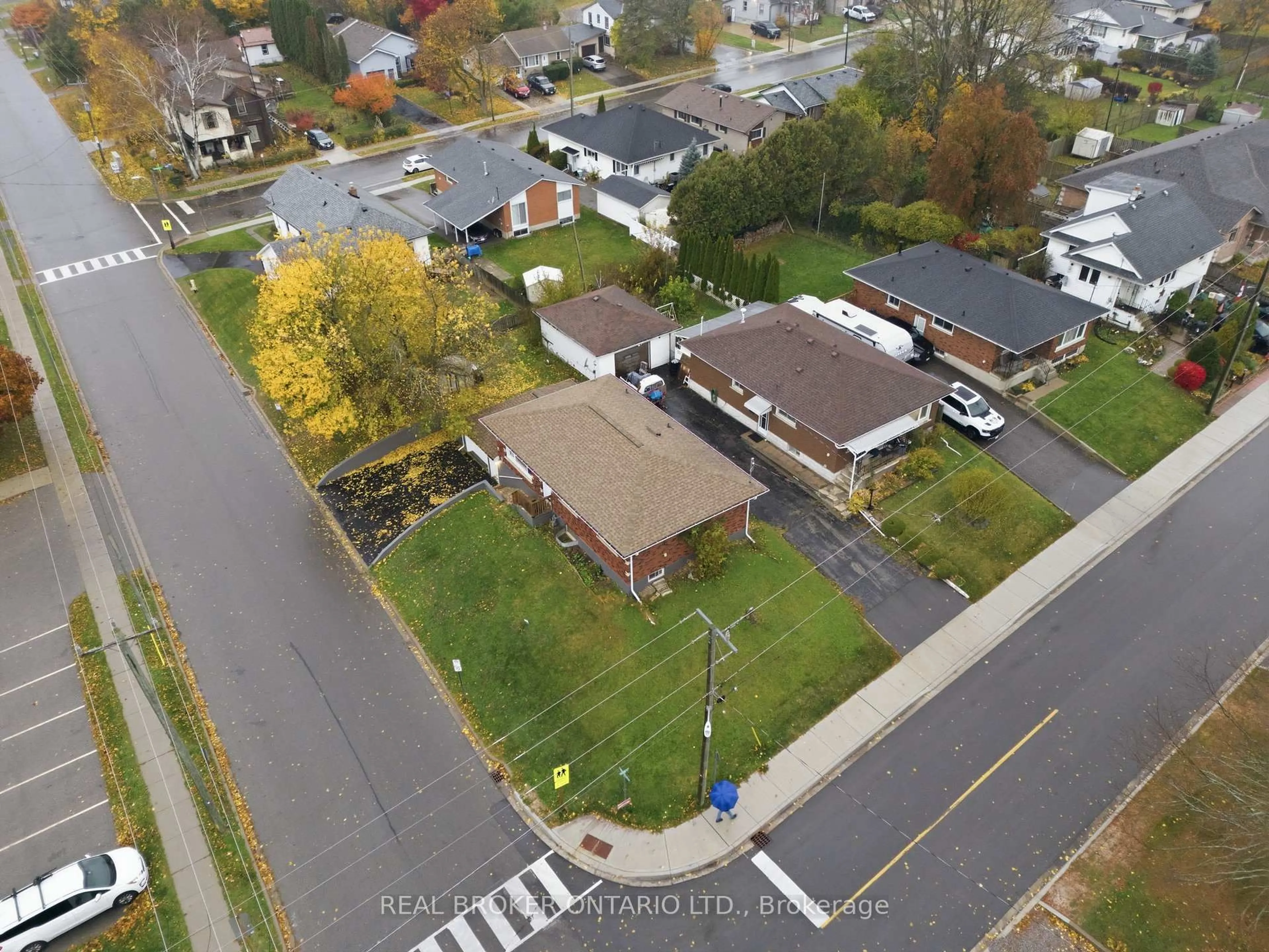 A pic from outside/outdoor area/front of a property/back of a property/a pic from drone, street for 31 Oakwood Ave, Norfolk Ontario N3Y 1H5
