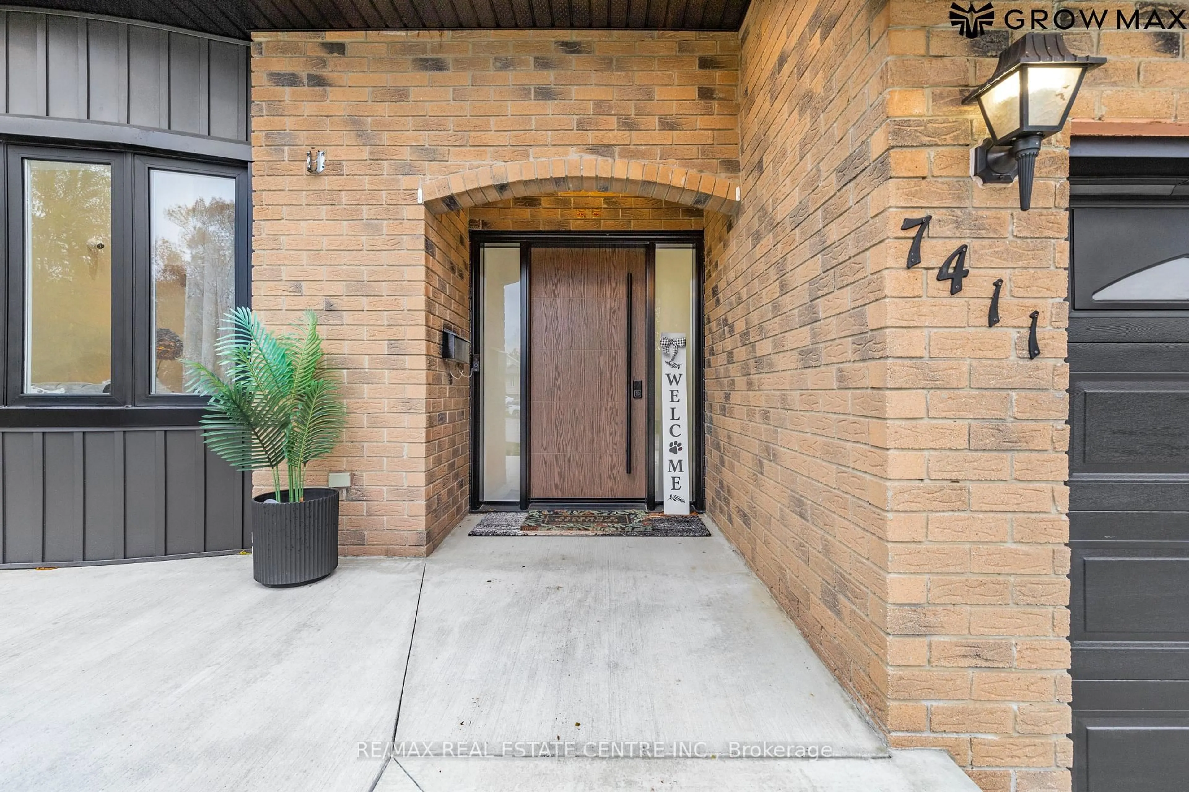 Indoor entryway for 7411 Petrullo Crt, Niagara Falls Ontario L2H 2K4