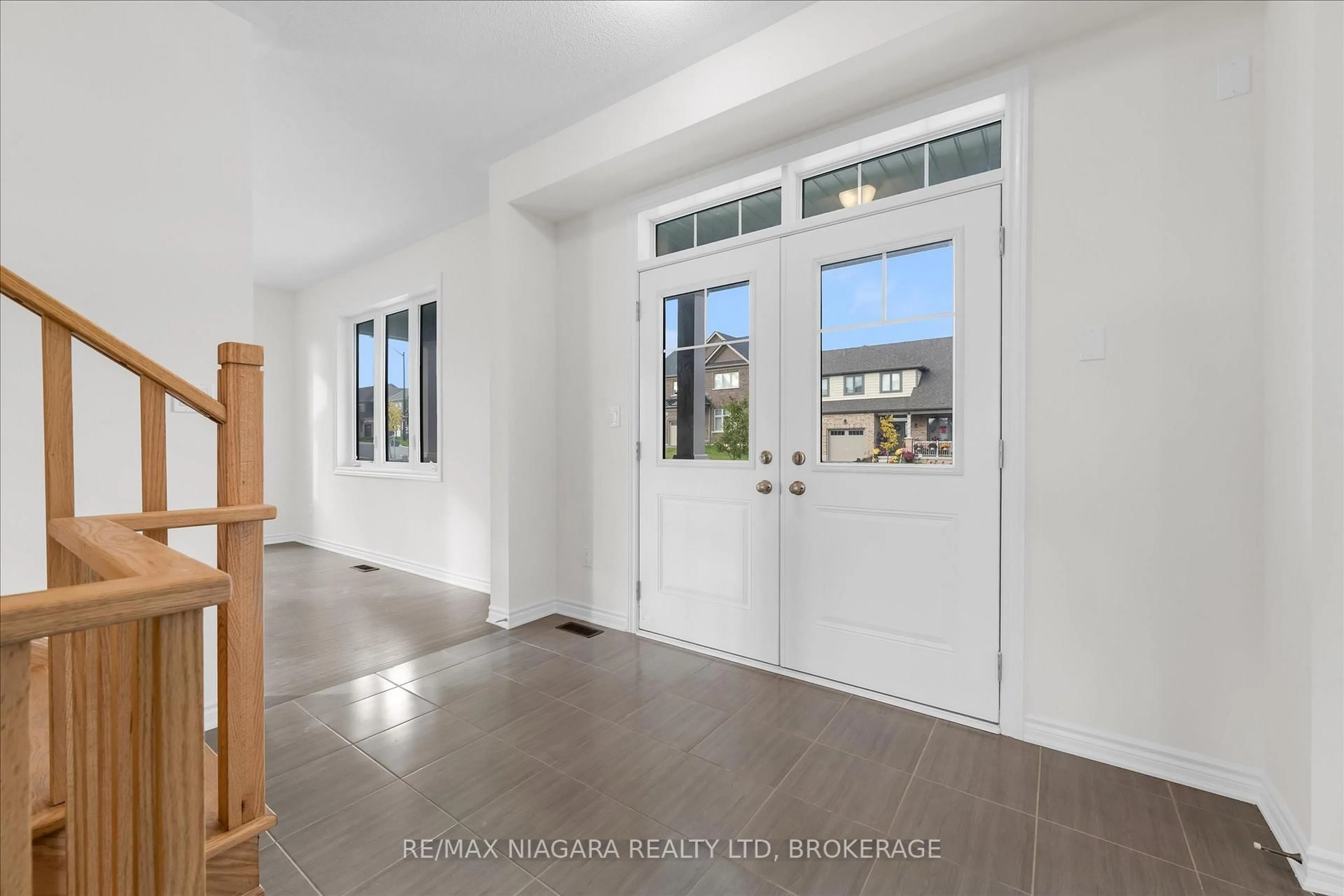 Indoor entryway for 25 ORIOLE Cres, Port Colborne Ontario L3K 6E2