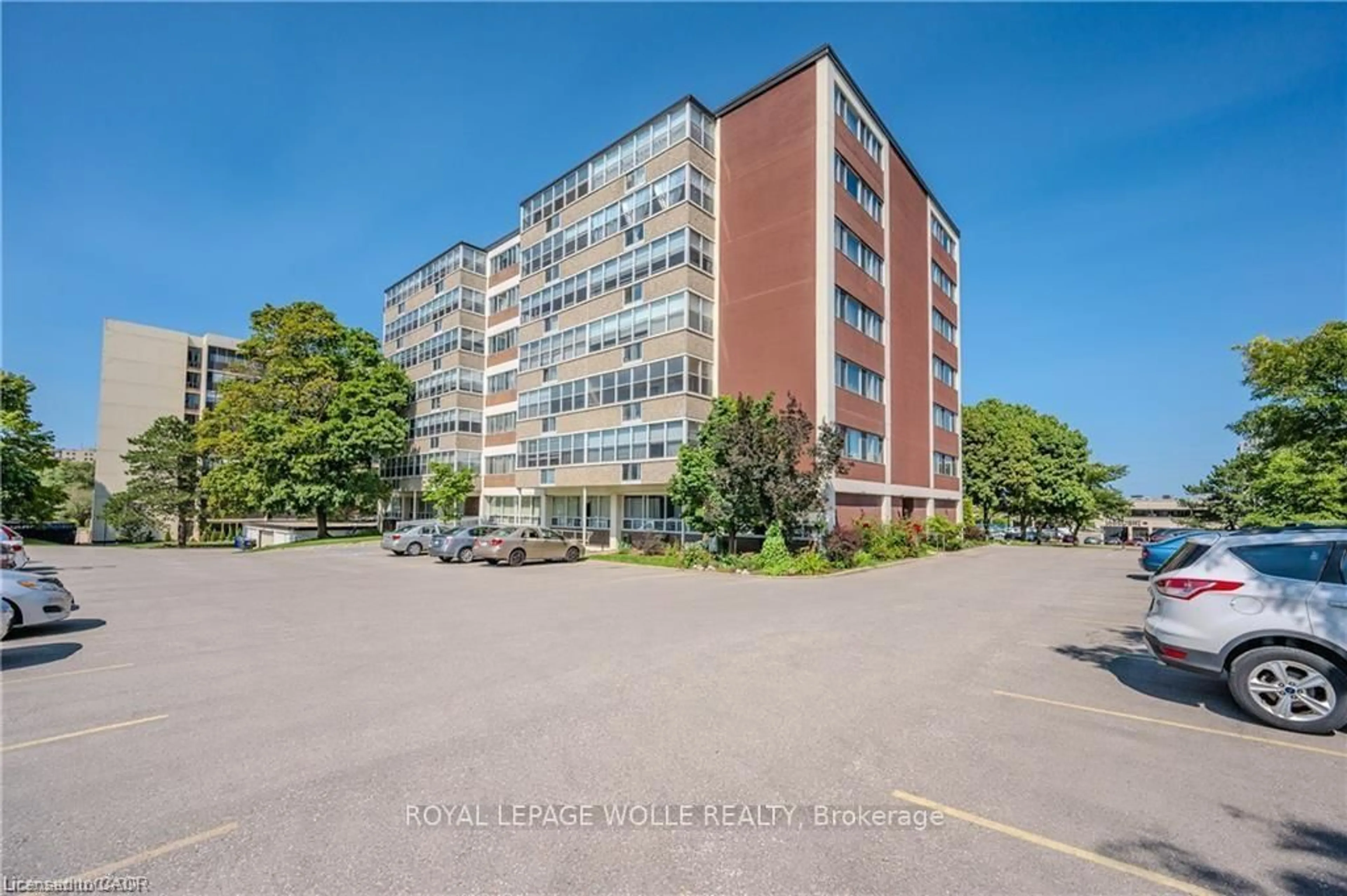 A pic from outside/outdoor area/front of a property/back of a property/a pic from drone, building for 45 Westmount Rd #603, Waterloo Ontario N2L 2R3