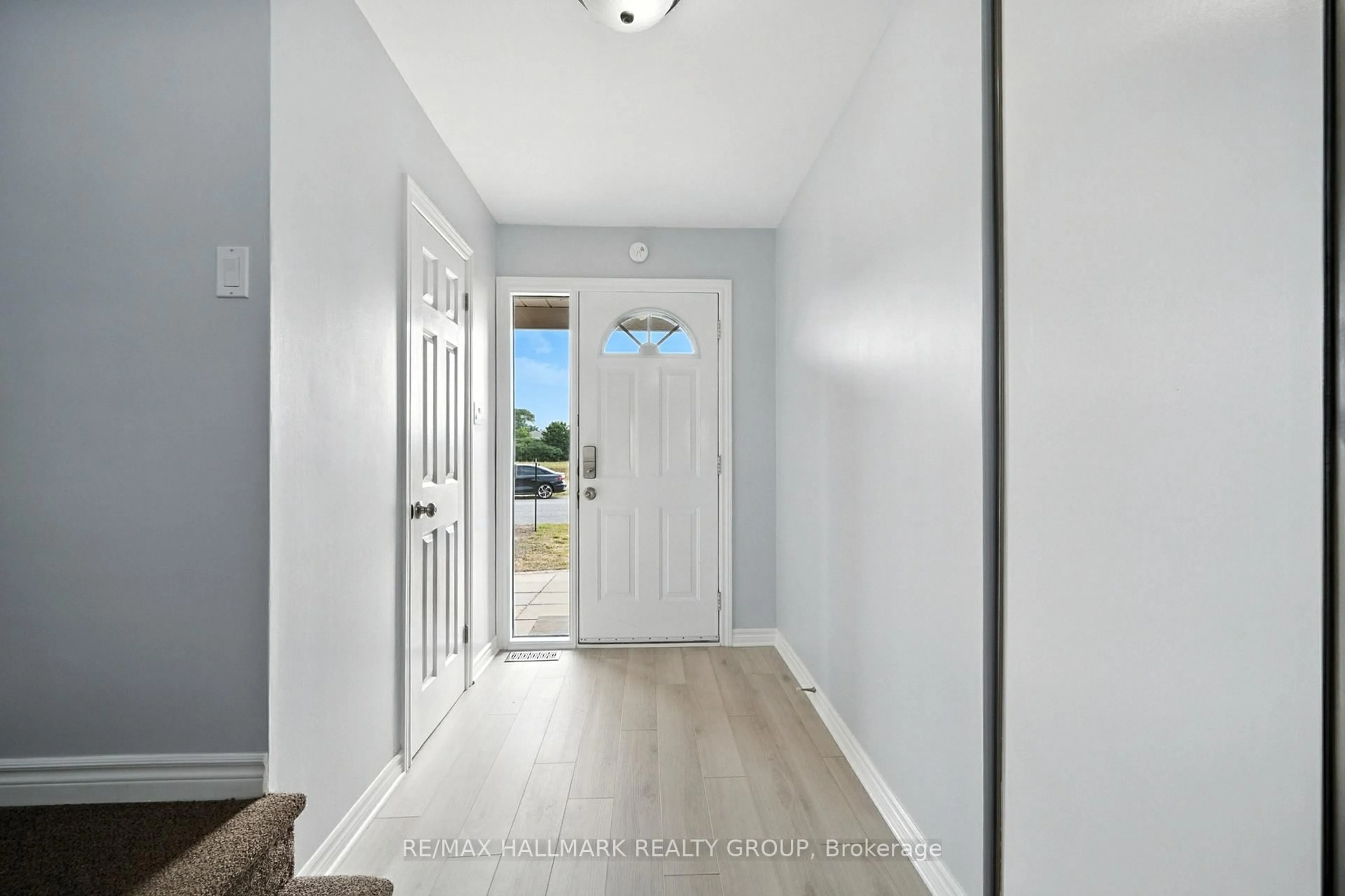 Indoor entryway for 55 Fair Oaks Cres, Ottawa Ontario K2G 4W3