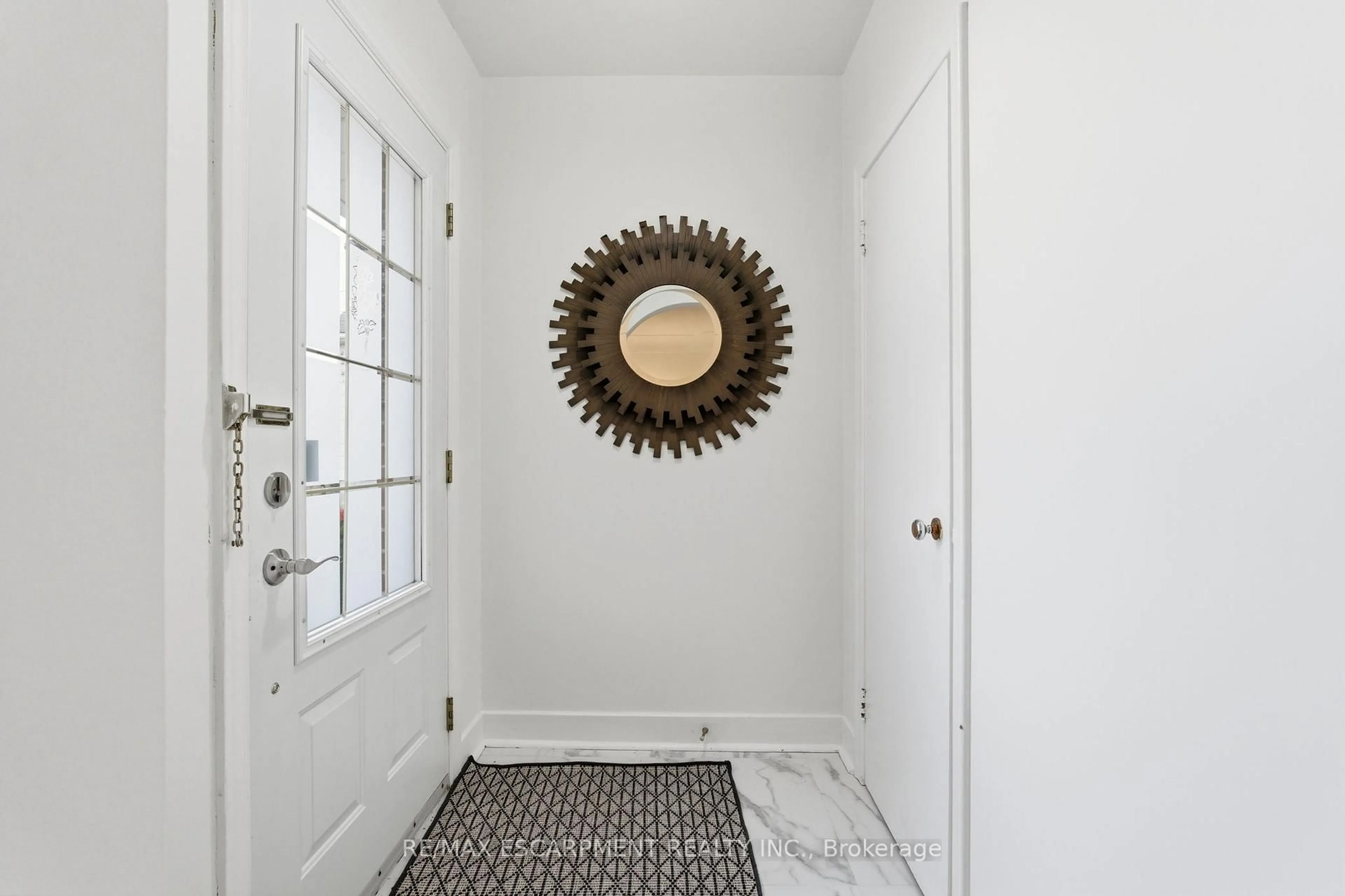 Indoor entryway for 53 Livingston Ave, Grimsby Ontario L3M 1L3