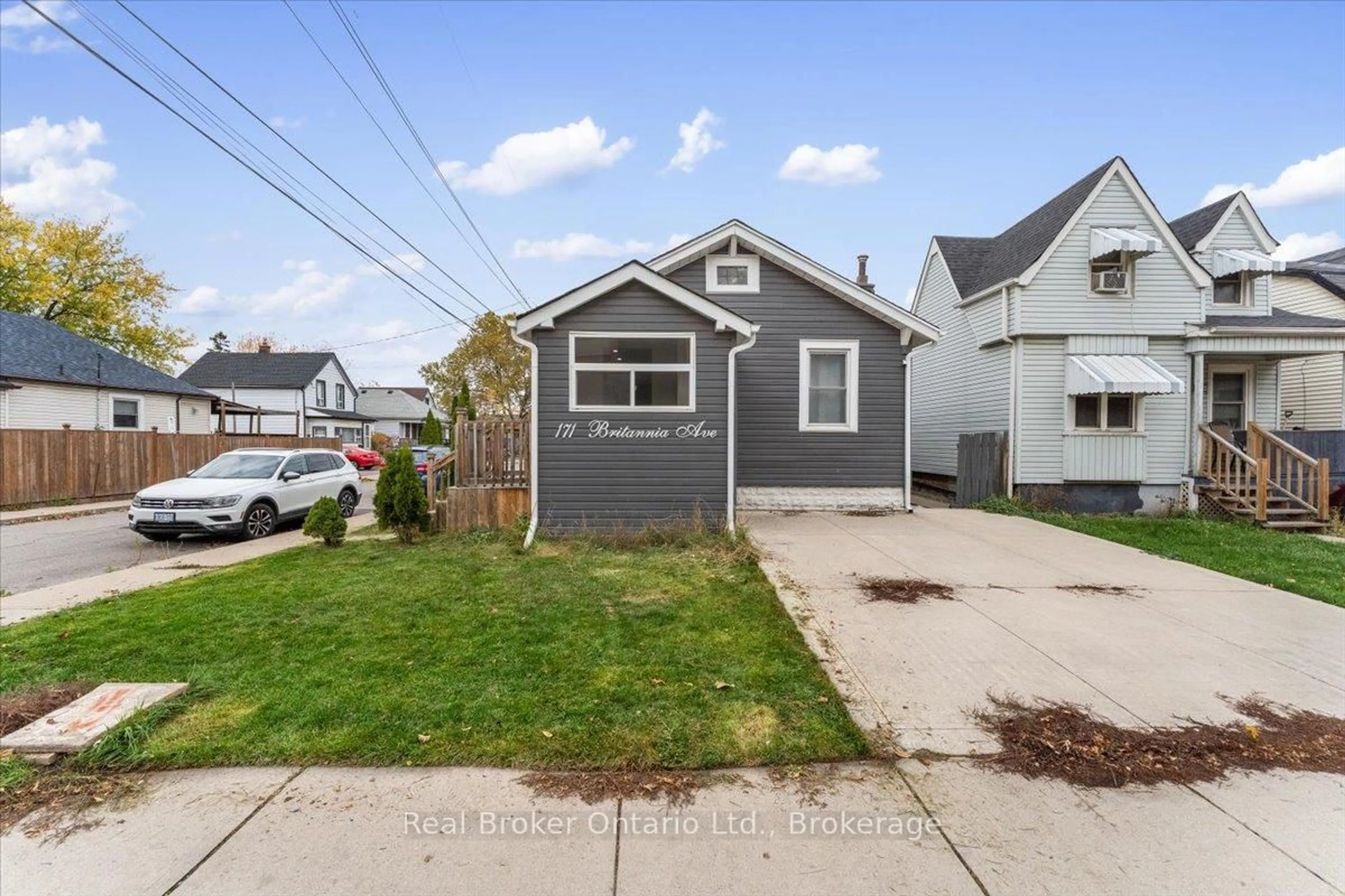 Home with vinyl exterior material, street for 171 Britannia Ave, Hamilton Ontario L8H 1X6