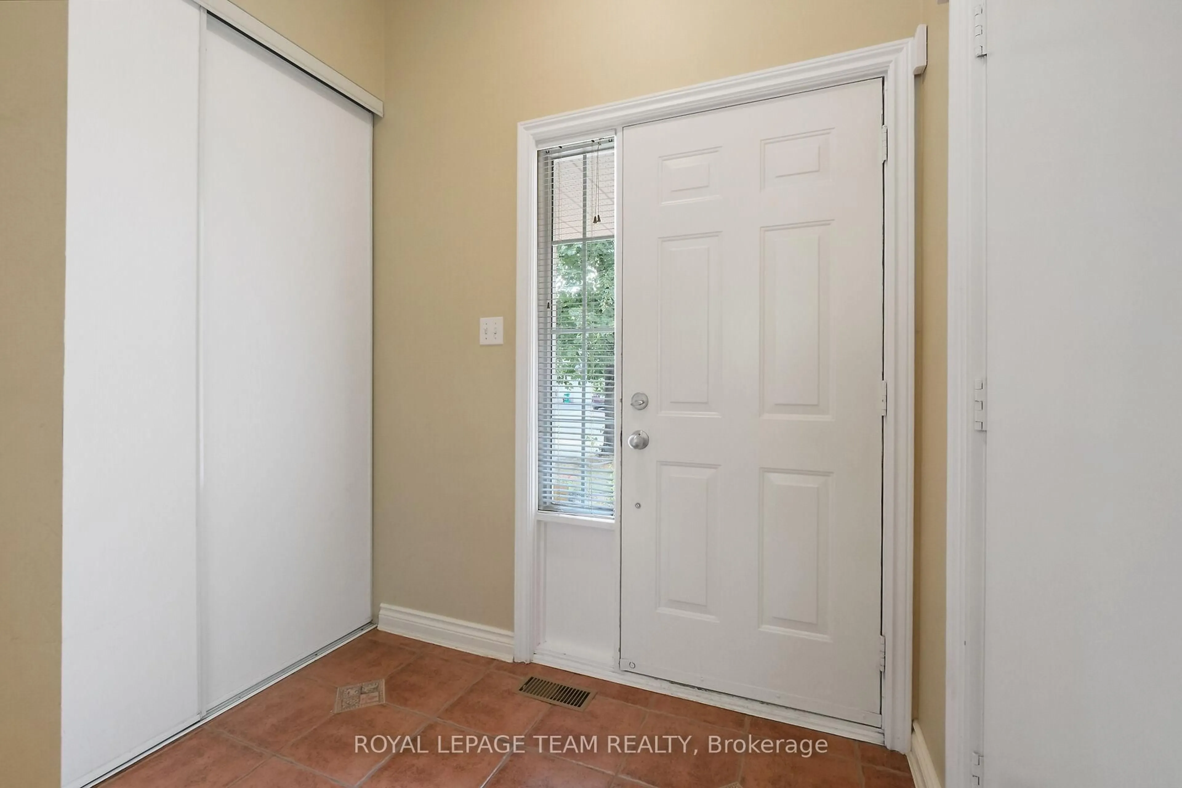 Indoor entryway for 6201 Arbourwood Dr, Orleans Ontario K1C 7L6