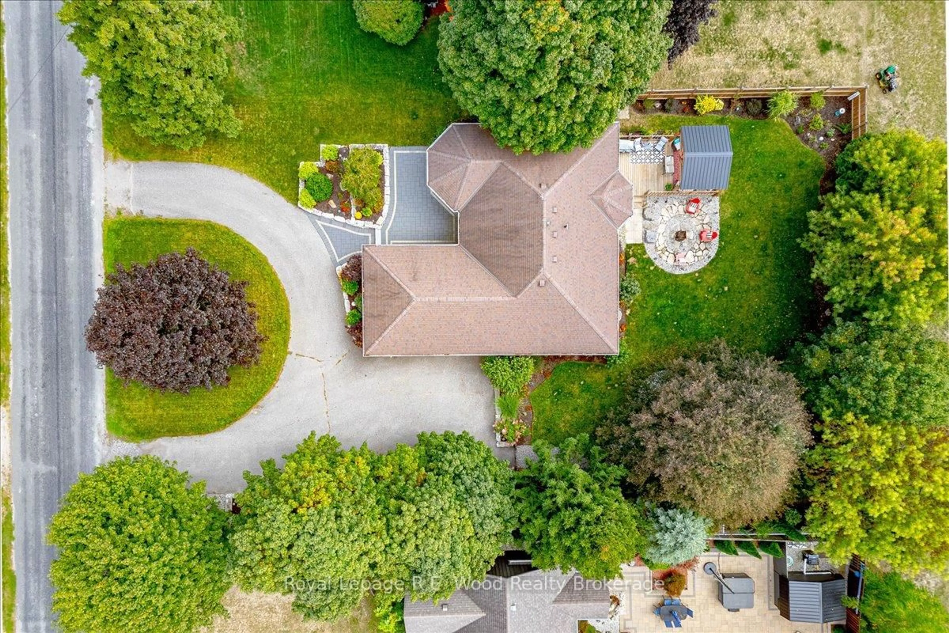 A pic from outside/outdoor area/front of a property/back of a property/a pic from drone, unknown for 270 Talbot St, Norfolk Ontario N0J 1E0