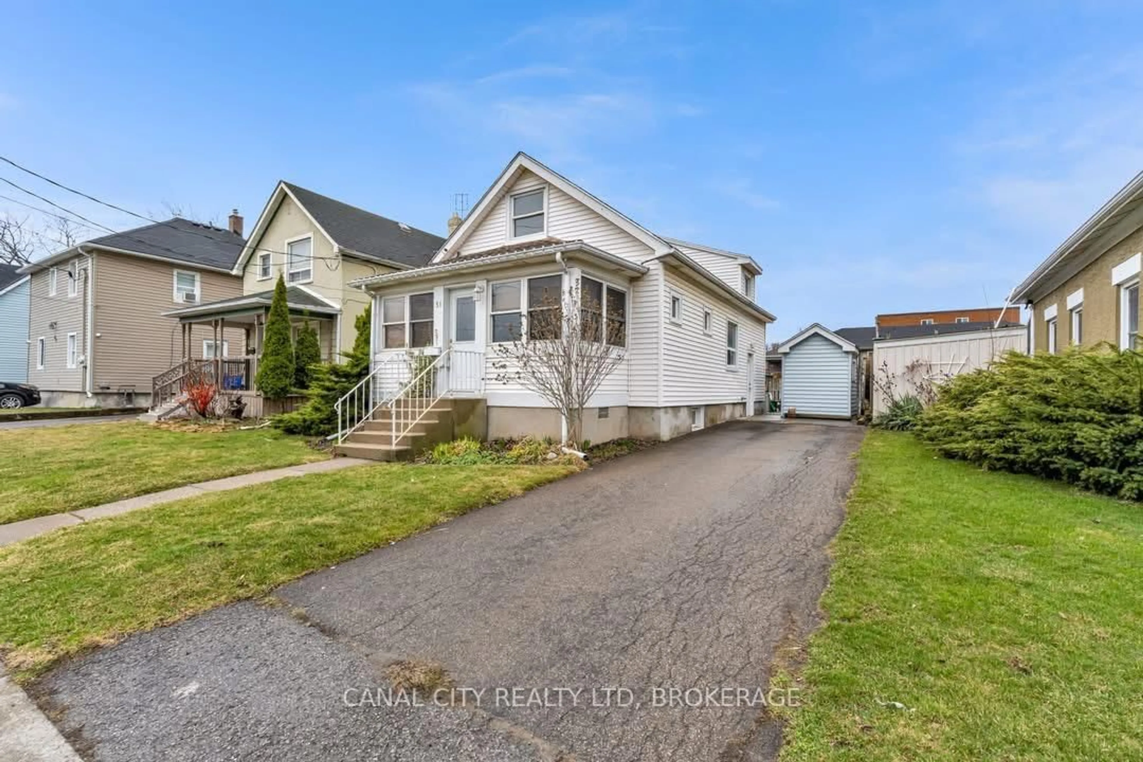 A pic from outside/outdoor area/front of a property/back of a property/a pic from drone, street for 51 Pine St, Thorold Ontario L2V 3L5