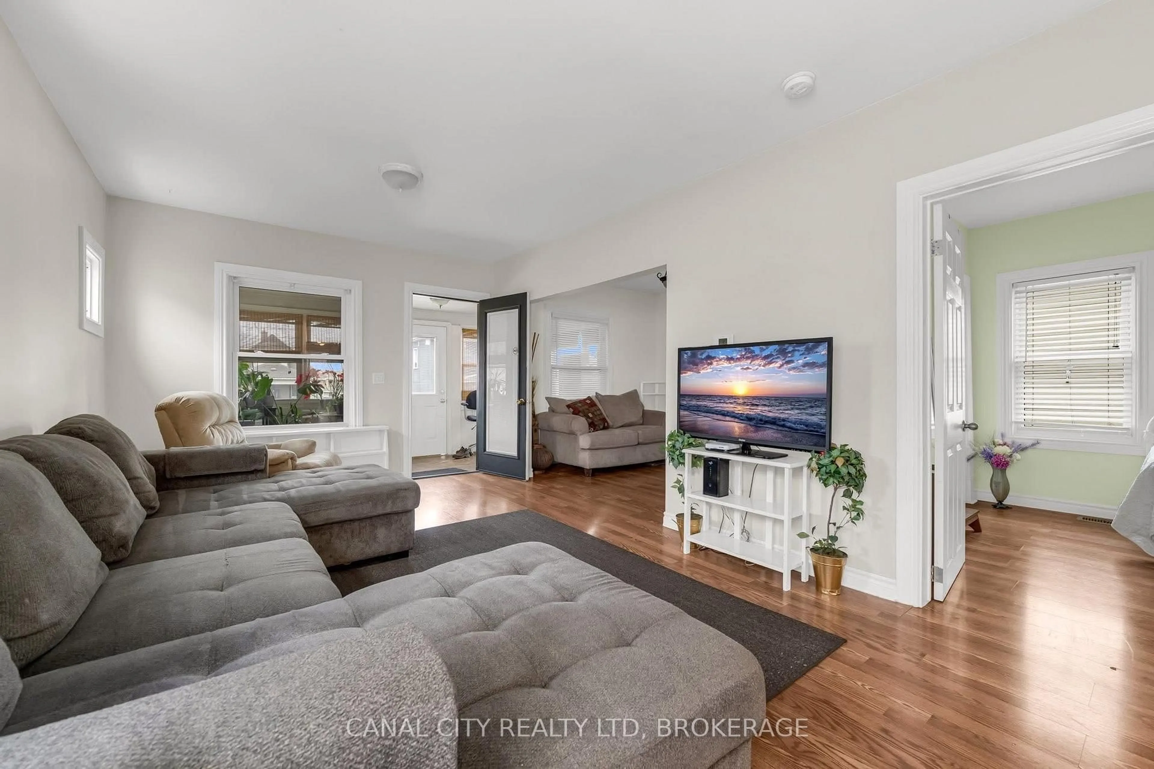 Living room with furniture, unknown for 51 Pine St, Thorold Ontario L2V 3L5