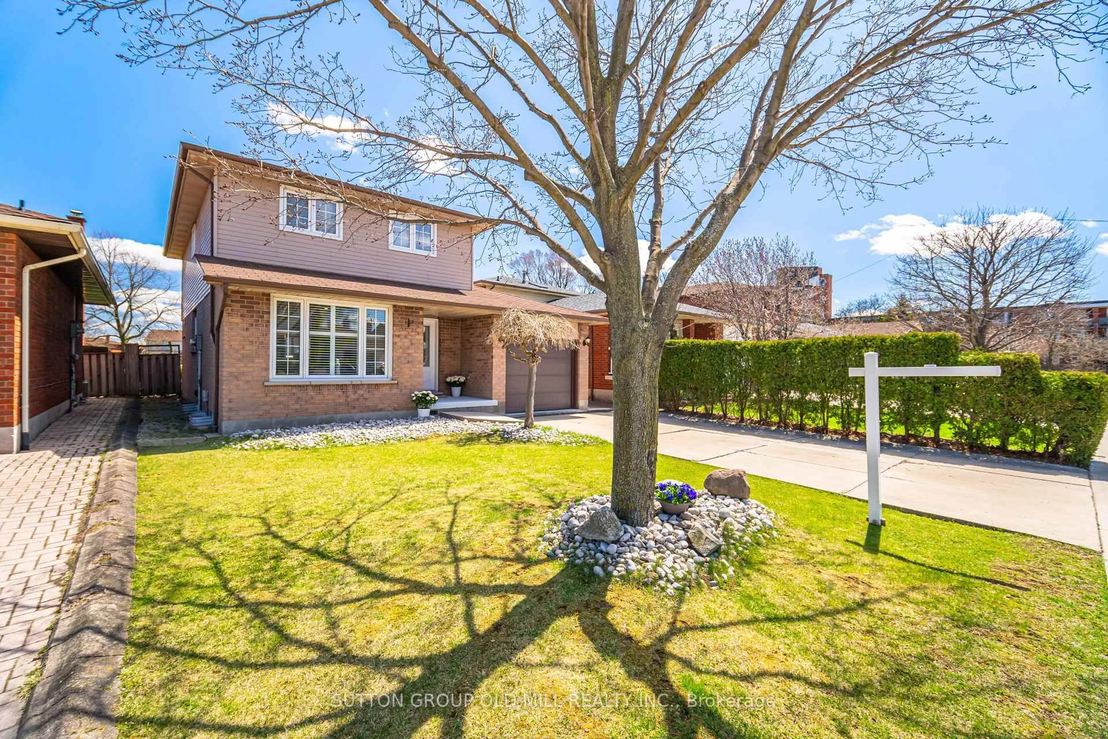 A pic from outside/outdoor area/front of a property/back of a property/a pic from drone, street for 93 Indian Cres, Hamilton Ontario L8V 4X4