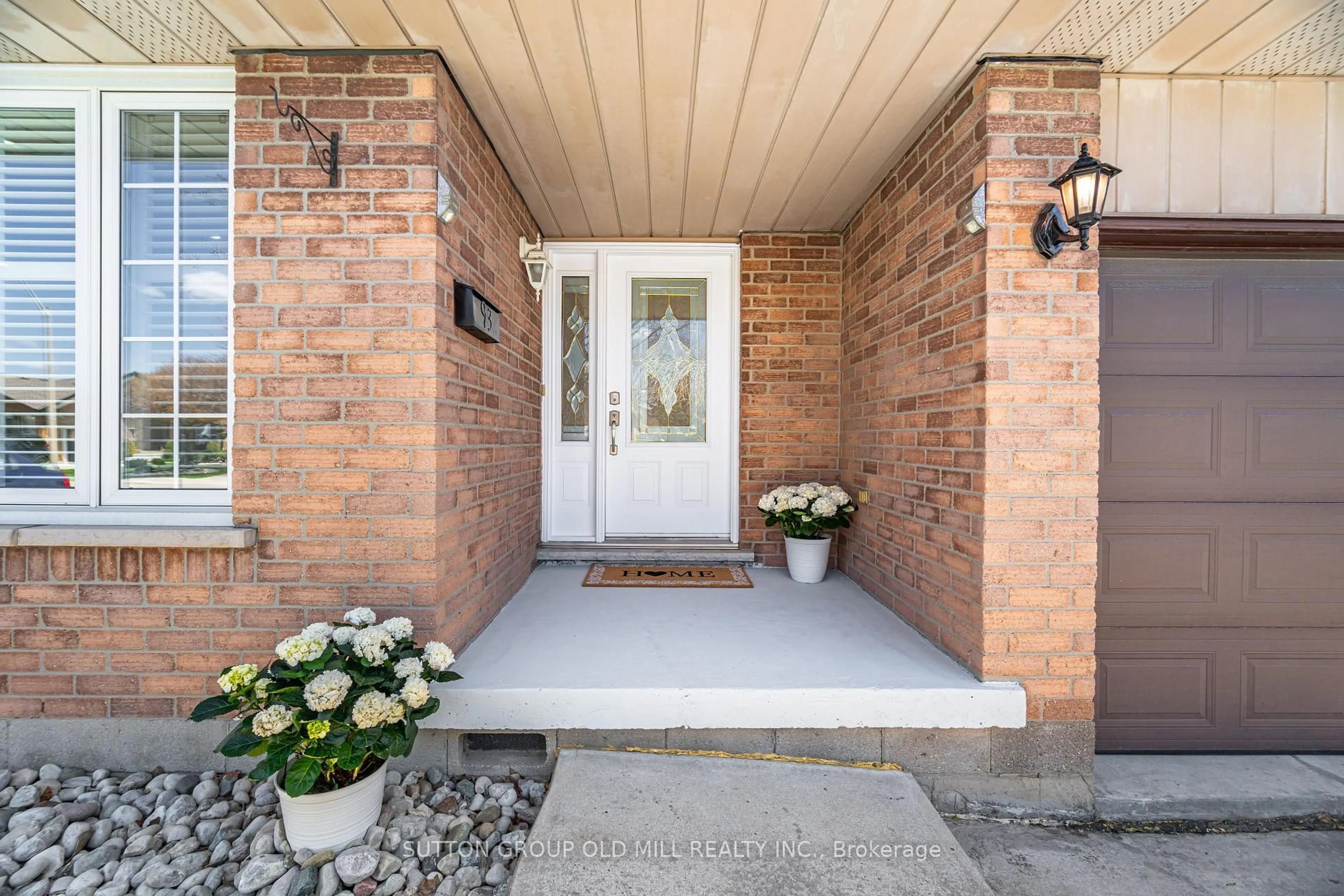 Indoor entryway for 93 Indian Cres, Hamilton Ontario L8V 4X4