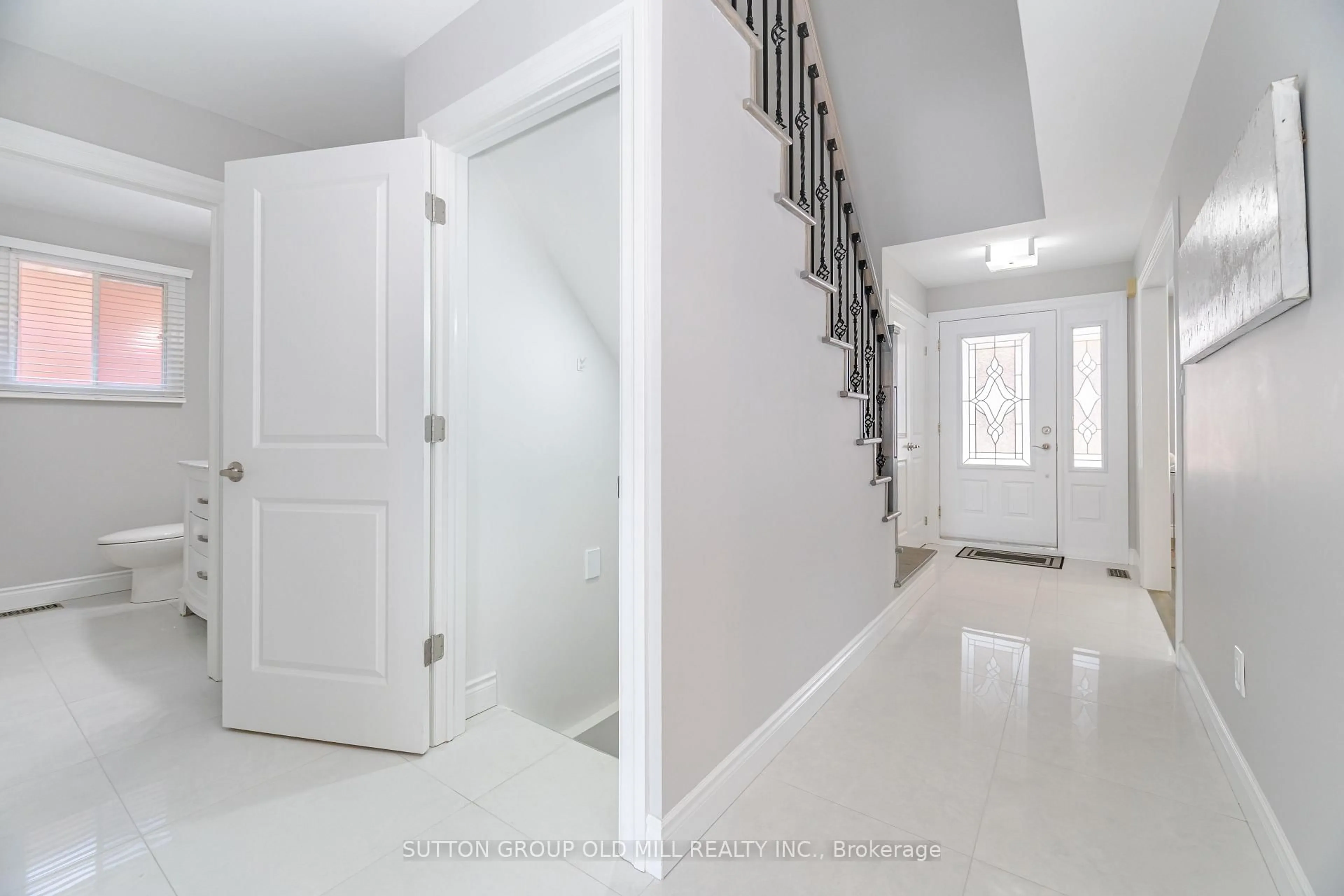 Indoor entryway for 93 Indian Cres, Hamilton Ontario L8V 4X4