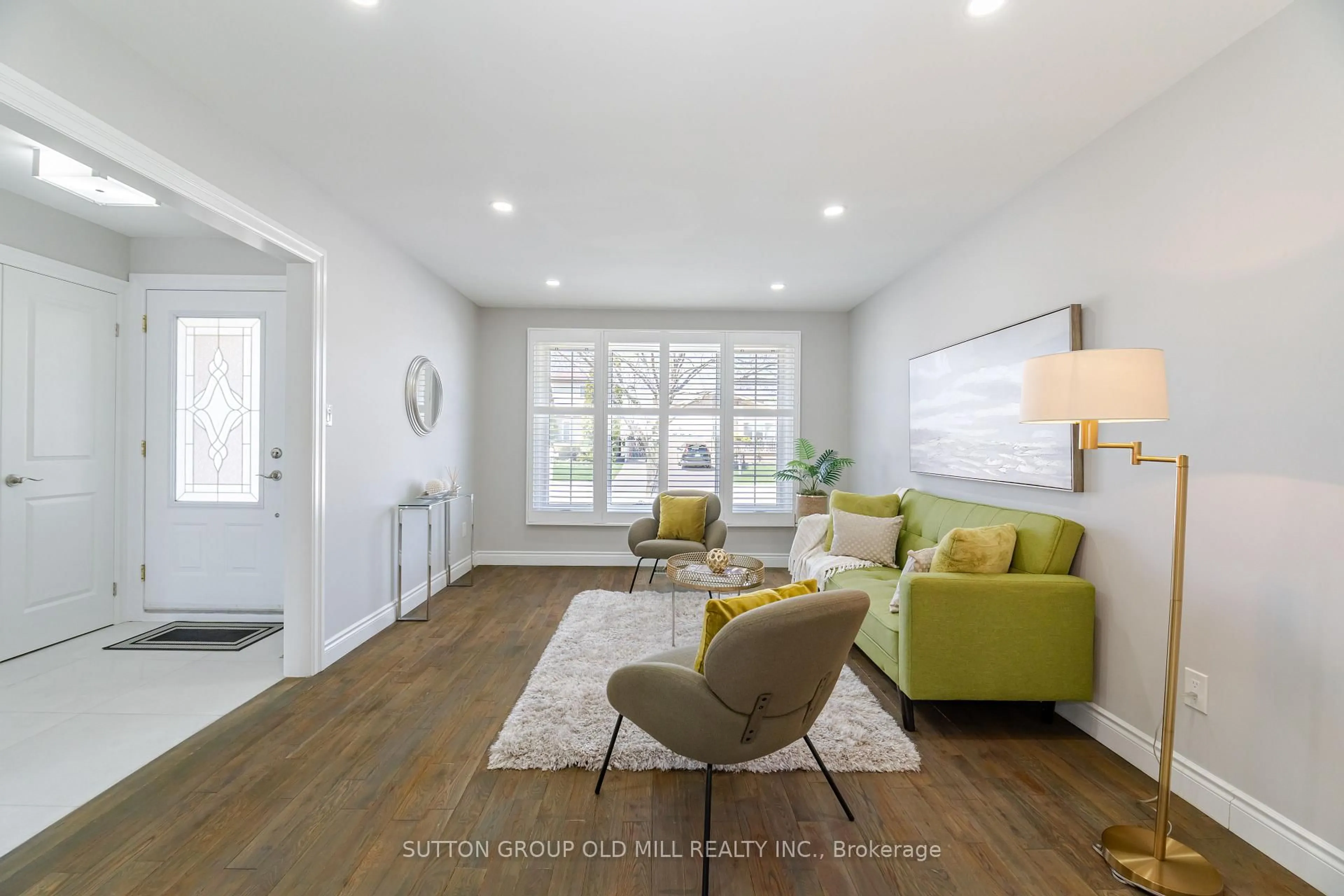 Living room with furniture, wood/laminate floor for 93 Indian Cres, Hamilton Ontario L8V 4X4