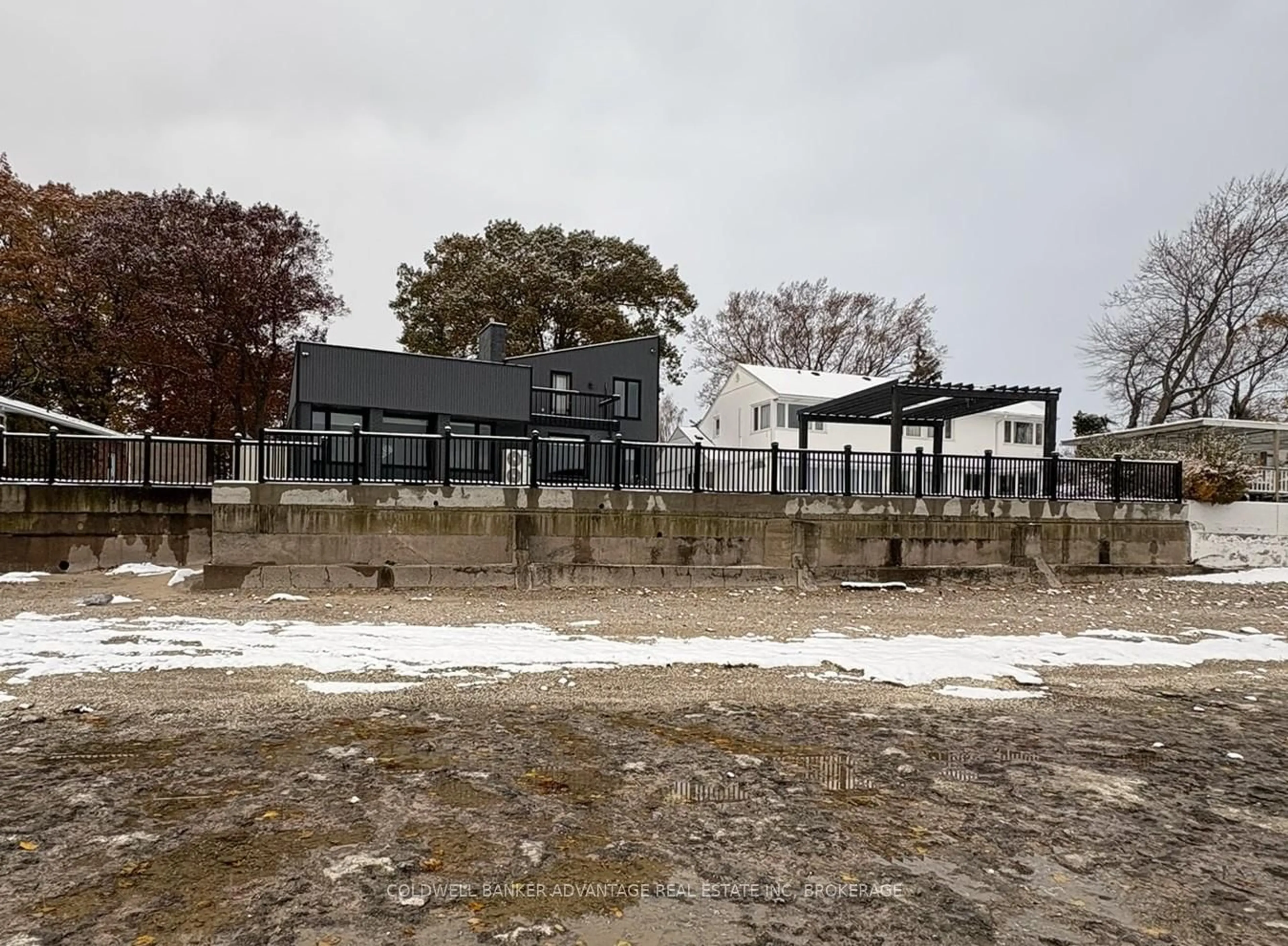 A pic from outside/outdoor area/front of a property/back of a property/a pic from drone, building for 13 Lakewood Cres, Port Colborne Ontario L3K 2S9