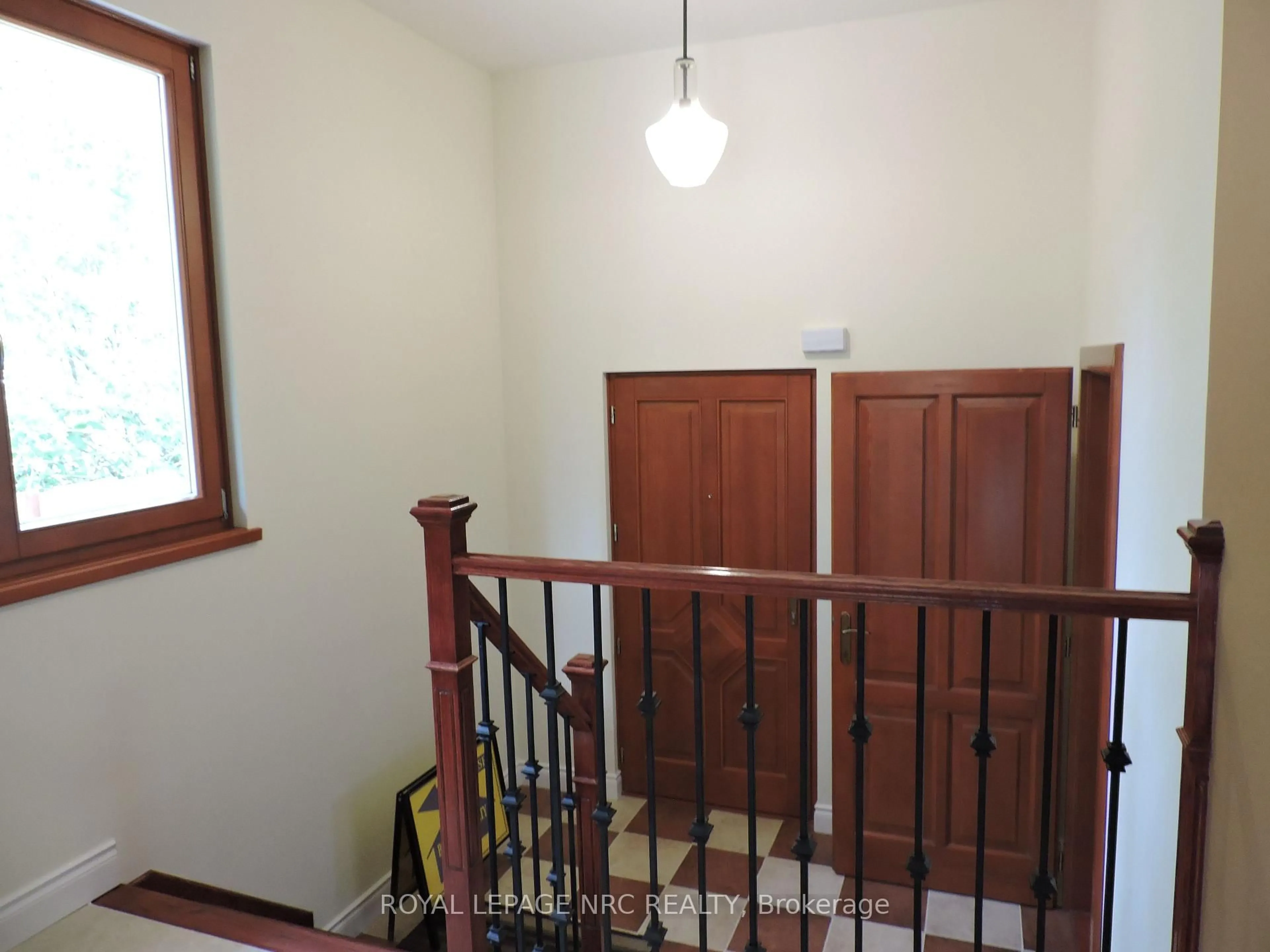 Indoor foyer for 340 Oxford Ave, Fort Erie Ontario L0S 1B0