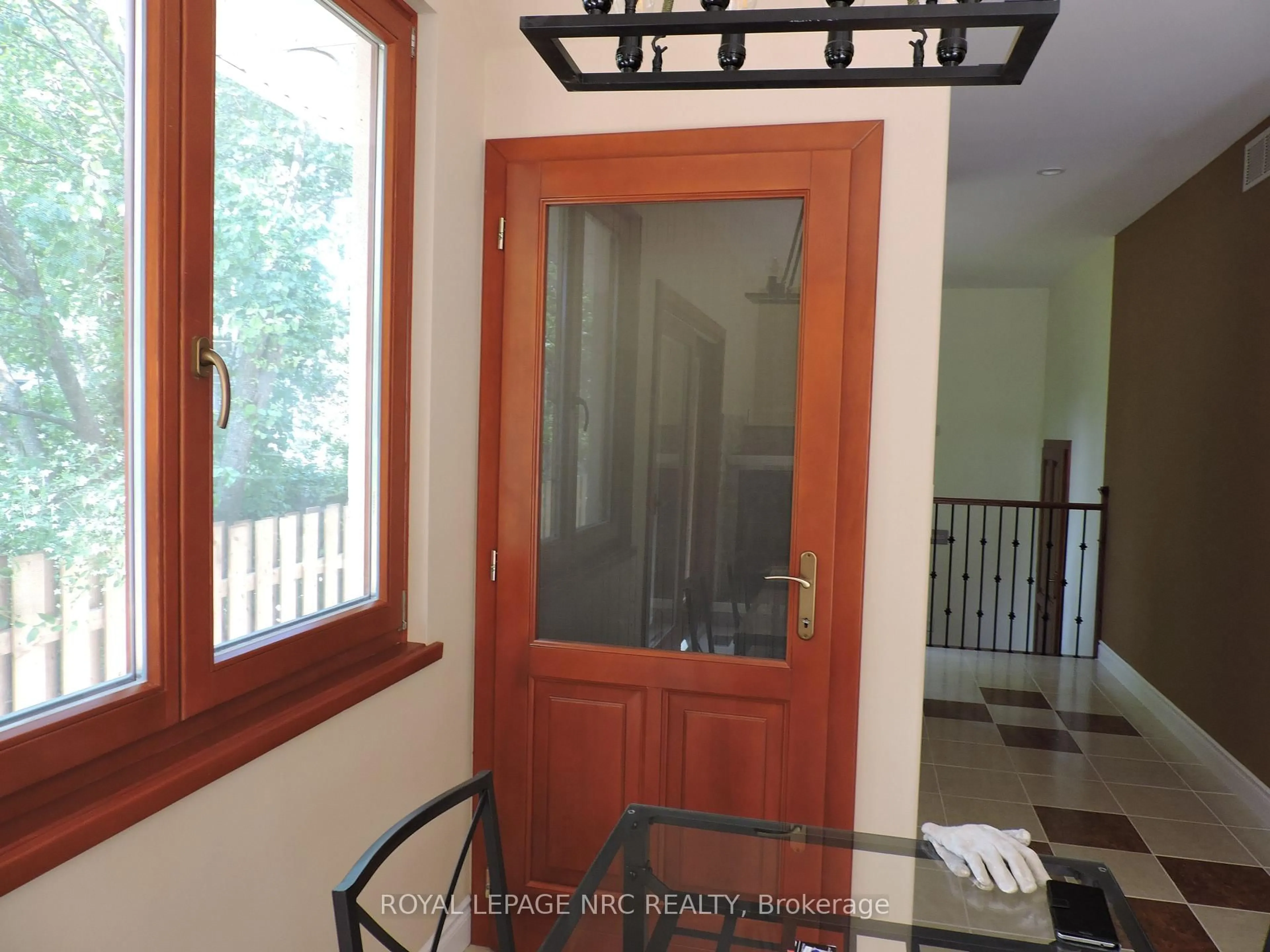 Indoor entryway for 340 Oxford Ave, Fort Erie Ontario L0S 1B0