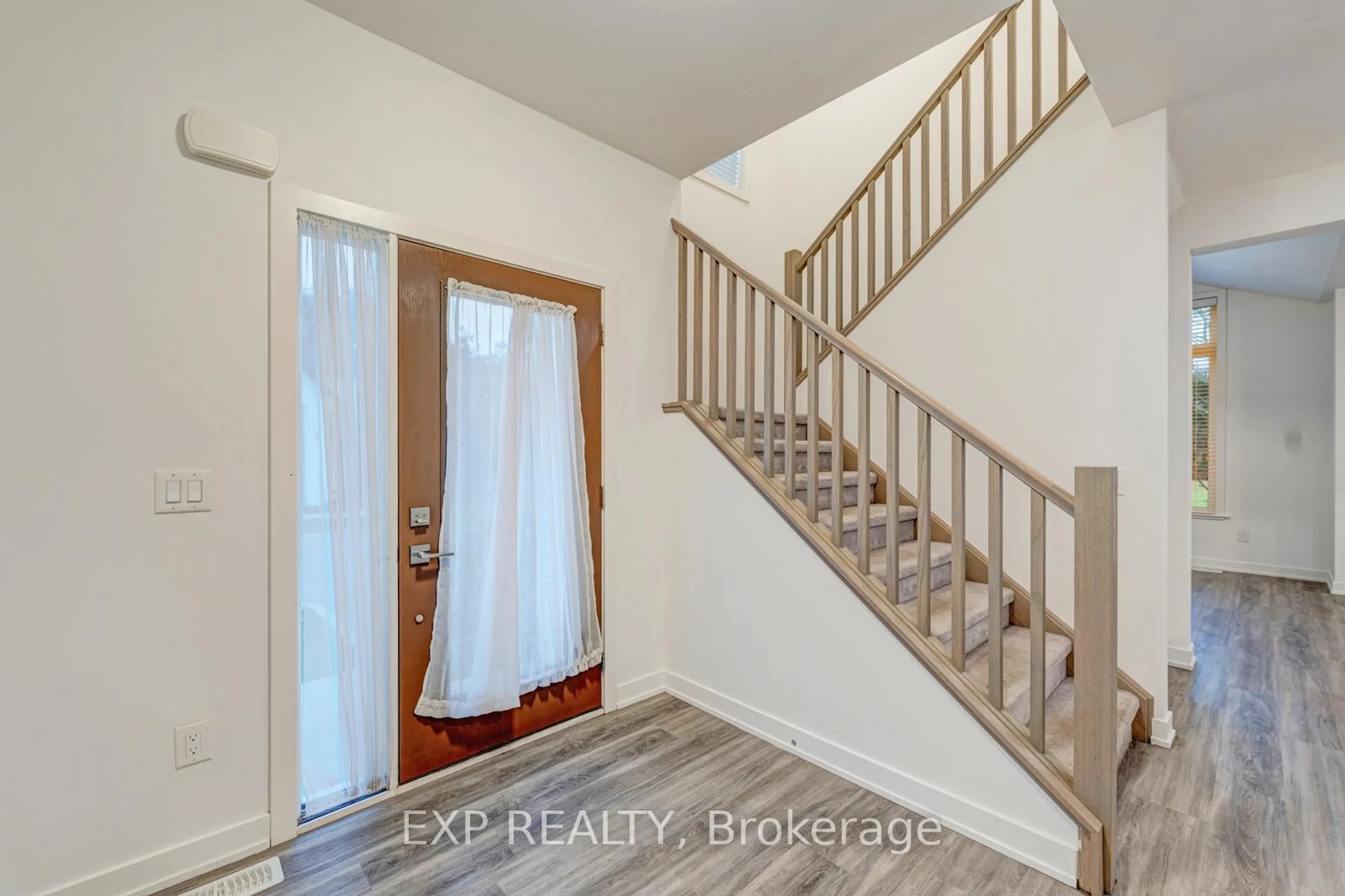 Indoor entryway for 110 FERGUS Ave #40, Kitchener Ontario N2A 0K9
