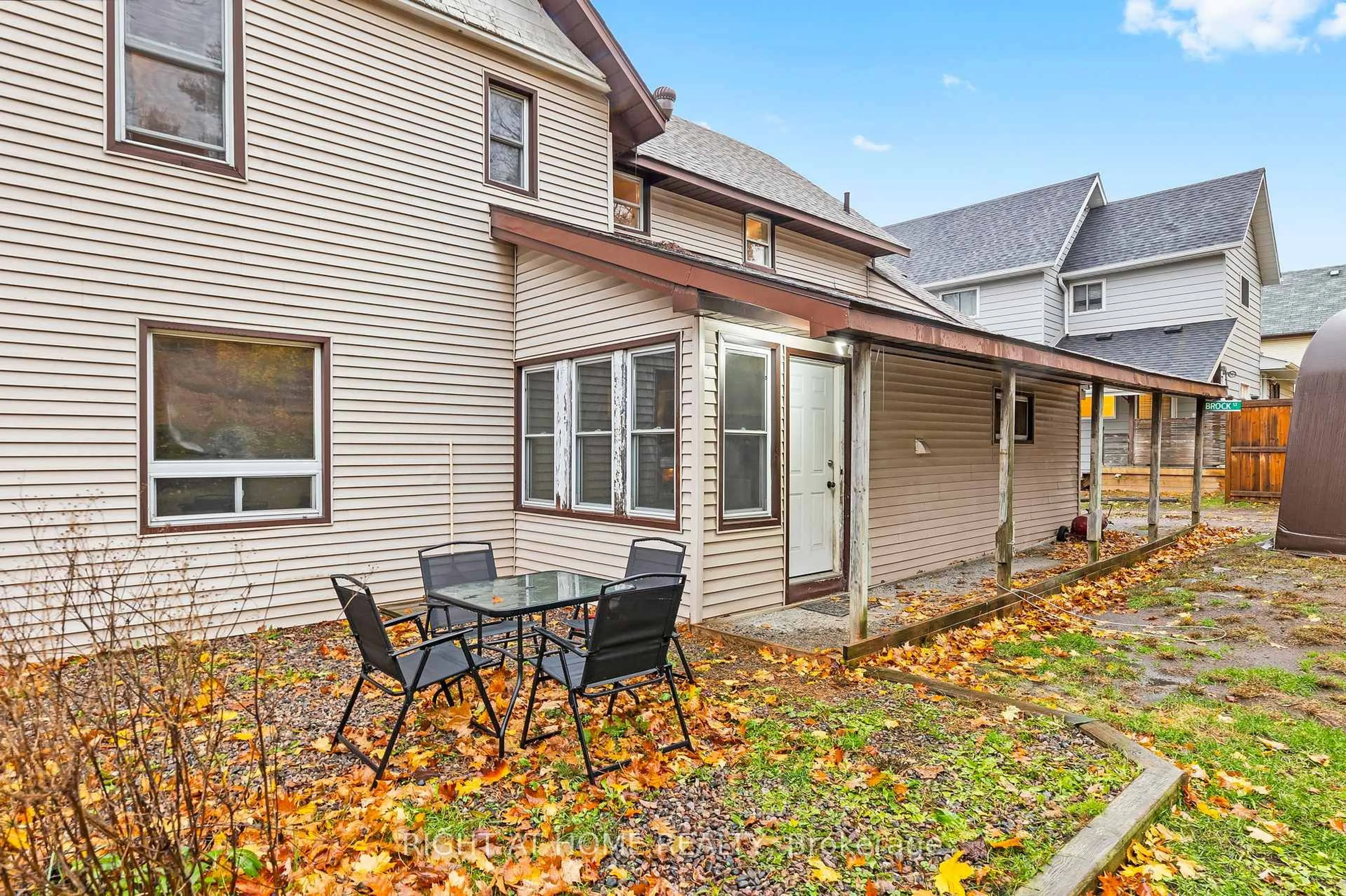 Patio, street for 105 Gibson St, Parry Sound Ontario P2A 1X6