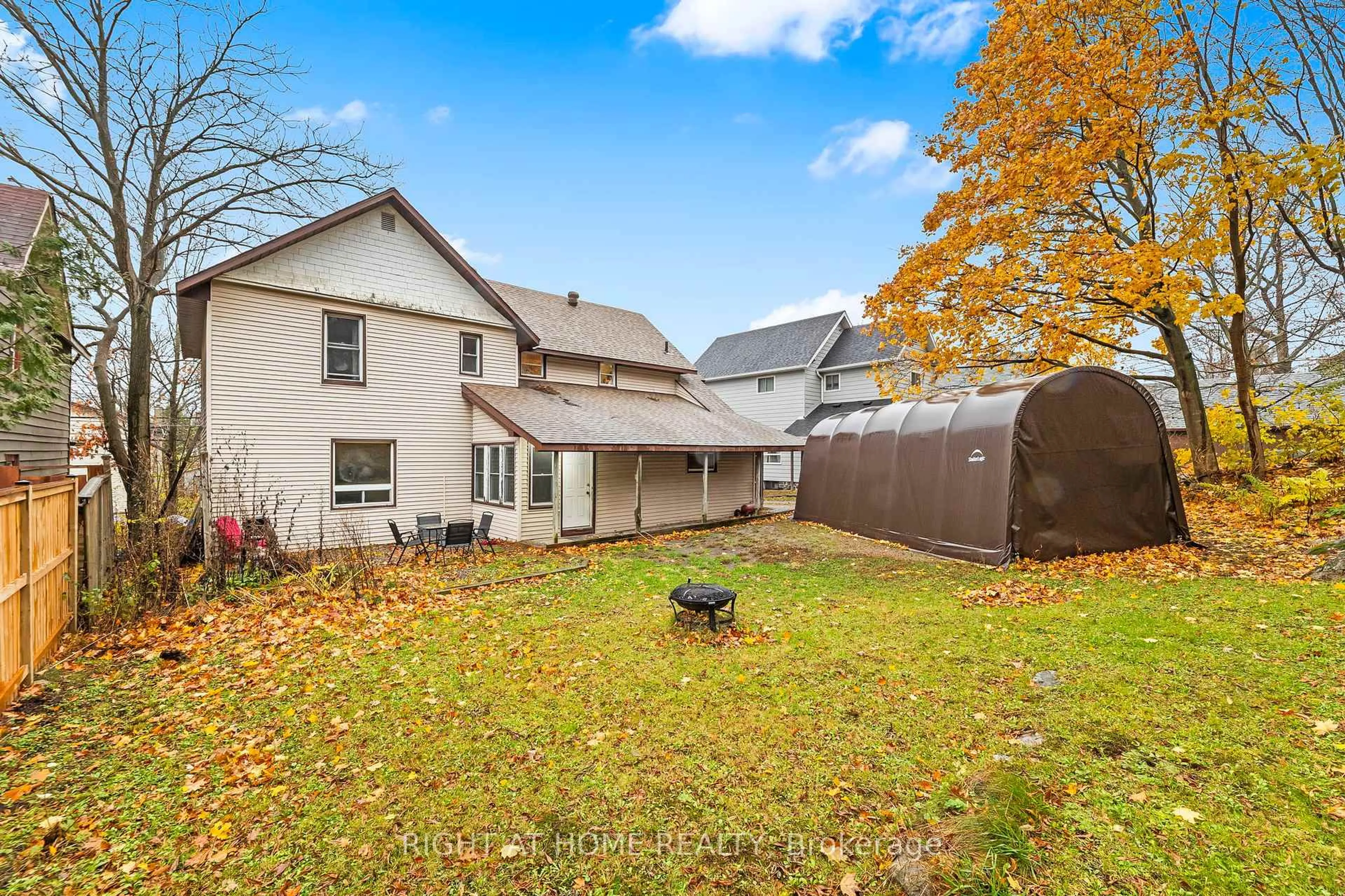 A pic from outside/outdoor area/front of a property/back of a property/a pic from drone, street for 105 Gibson St, Parry Sound Ontario P2A 1X6