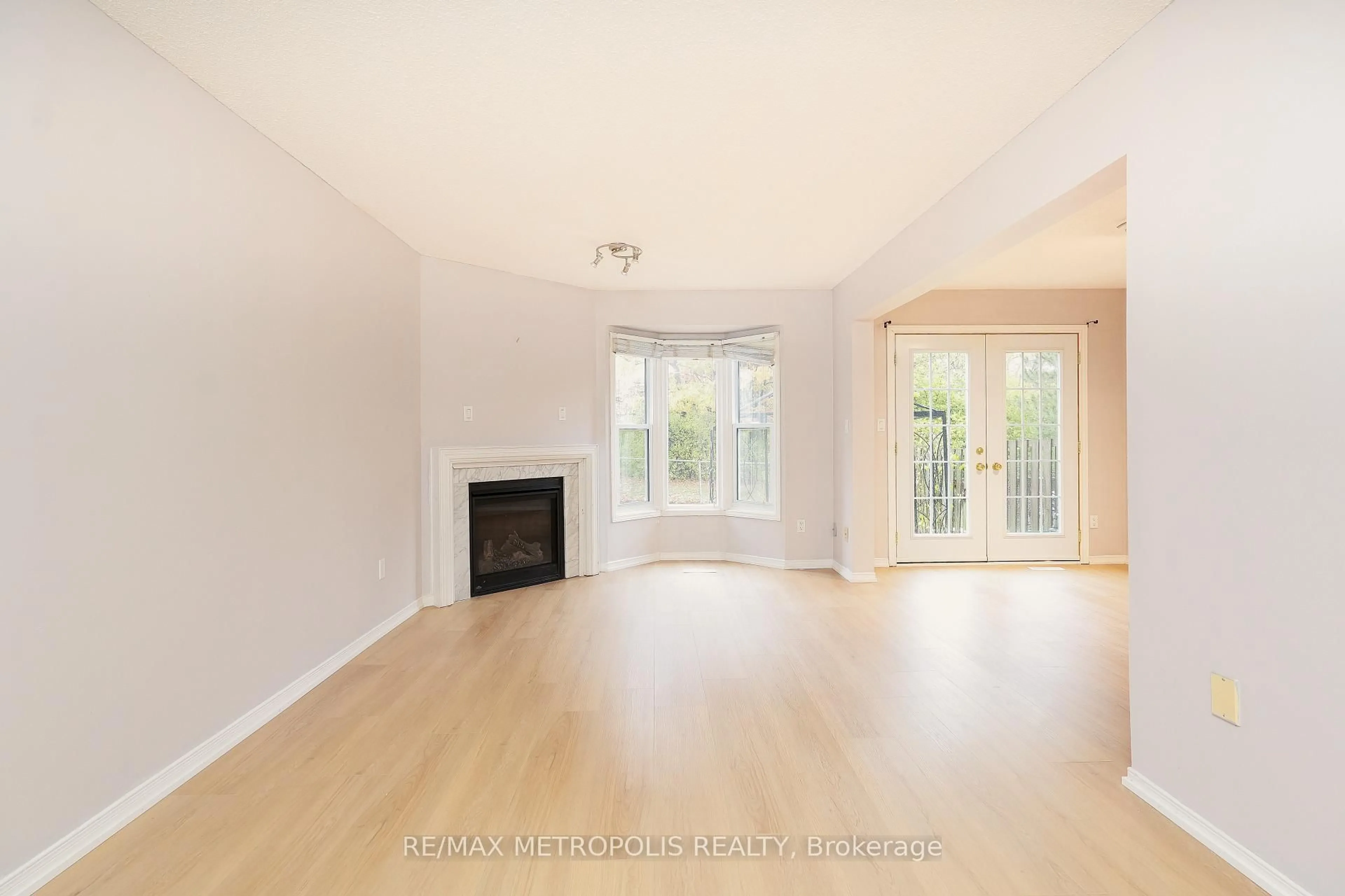 A pic of a room for 2 Royalwood Crt #59, Hamilton Ontario L8E 4Z1