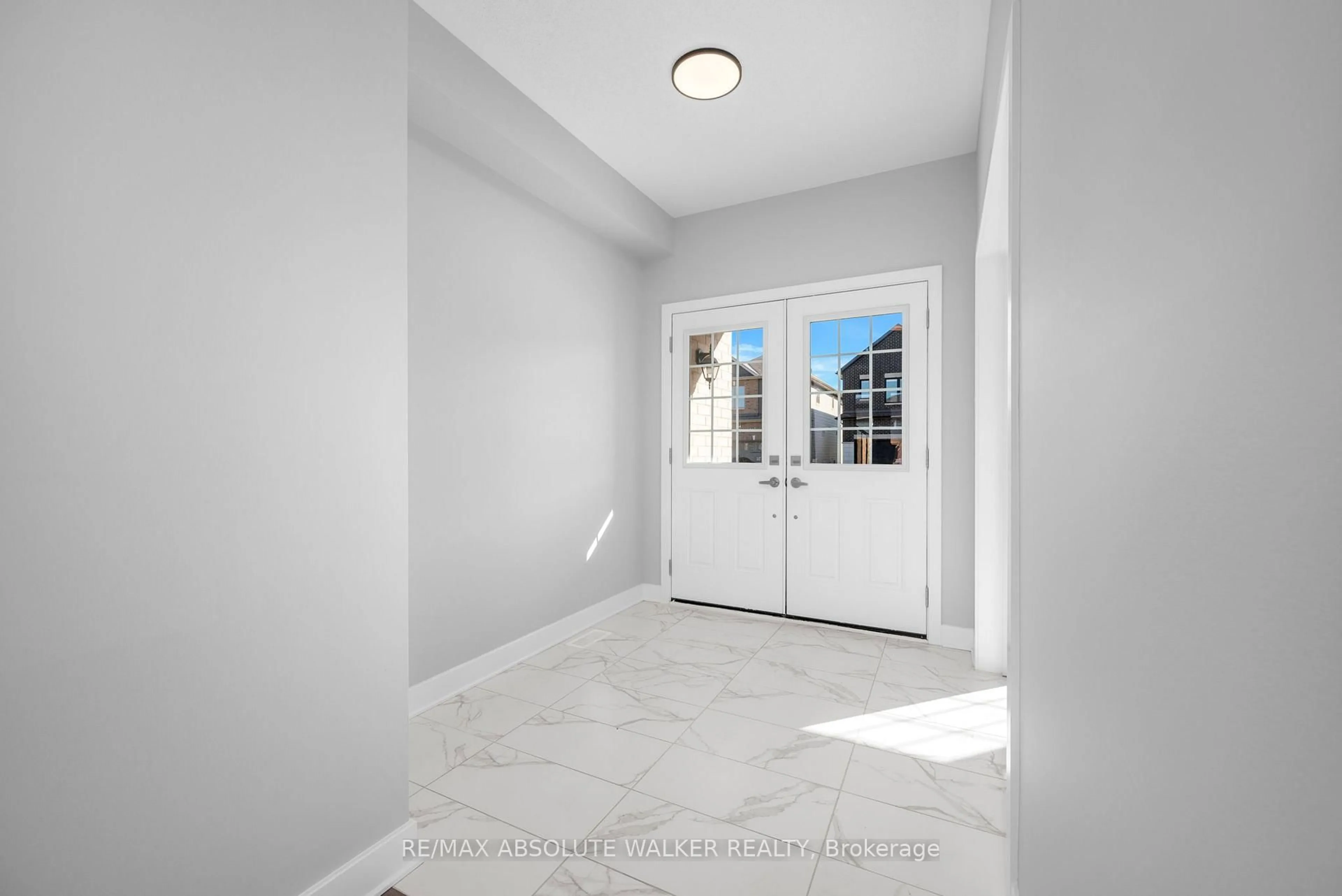 Indoor entryway for 584 Paakanaak Ave, Ottawa Ontario K1X 0J6