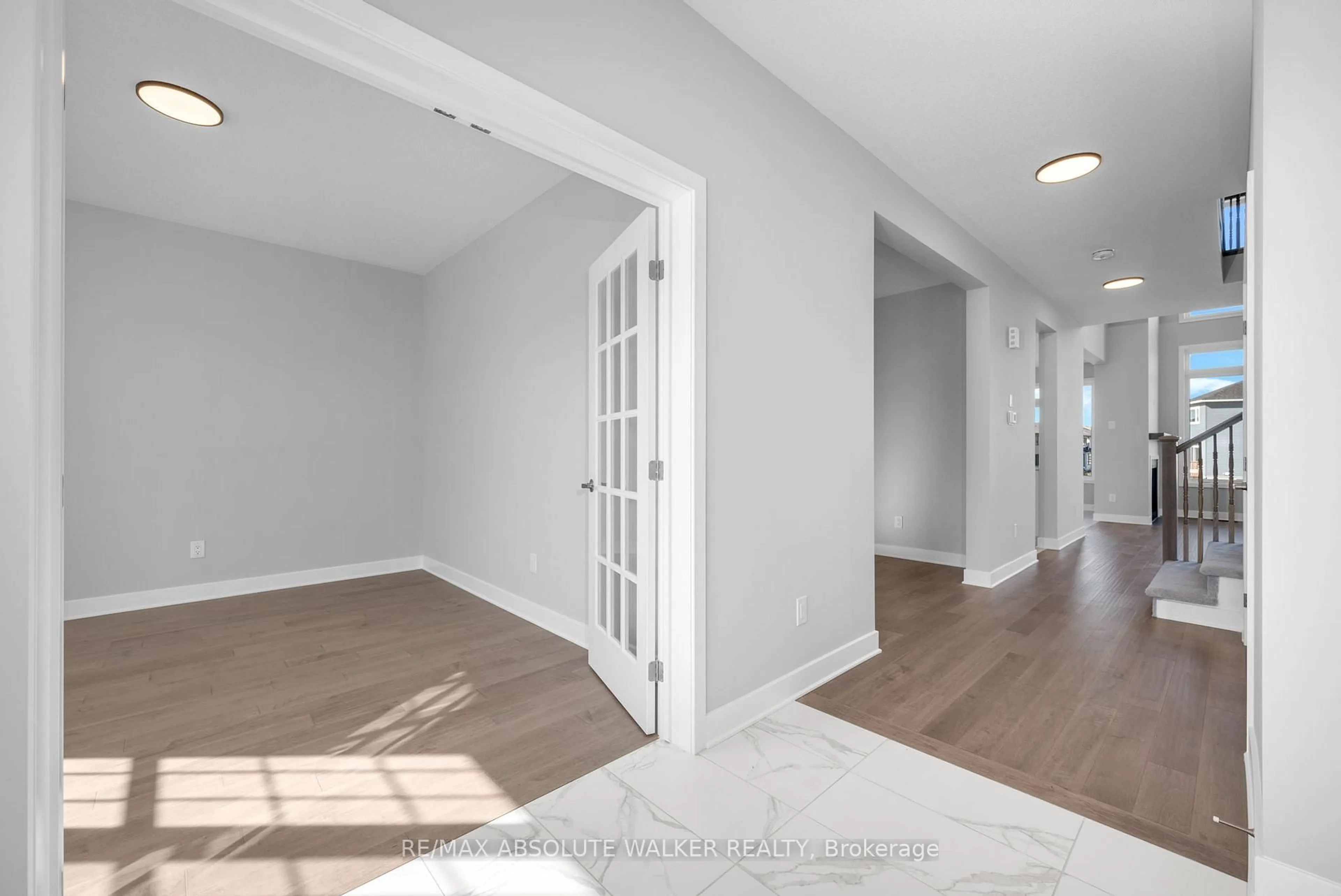 Indoor entryway for 584 Paakanaak Ave, Ottawa Ontario K1X 0J6