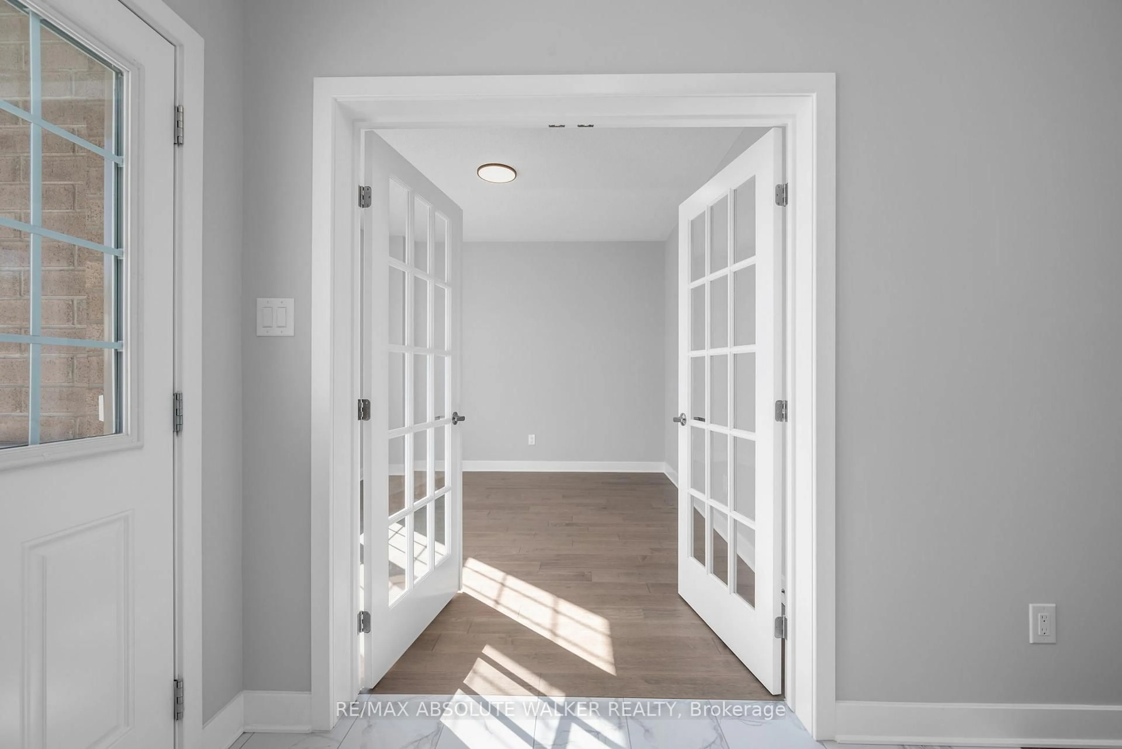 Indoor entryway for 584 Paakanaak Ave, Ottawa Ontario K1X 0J6