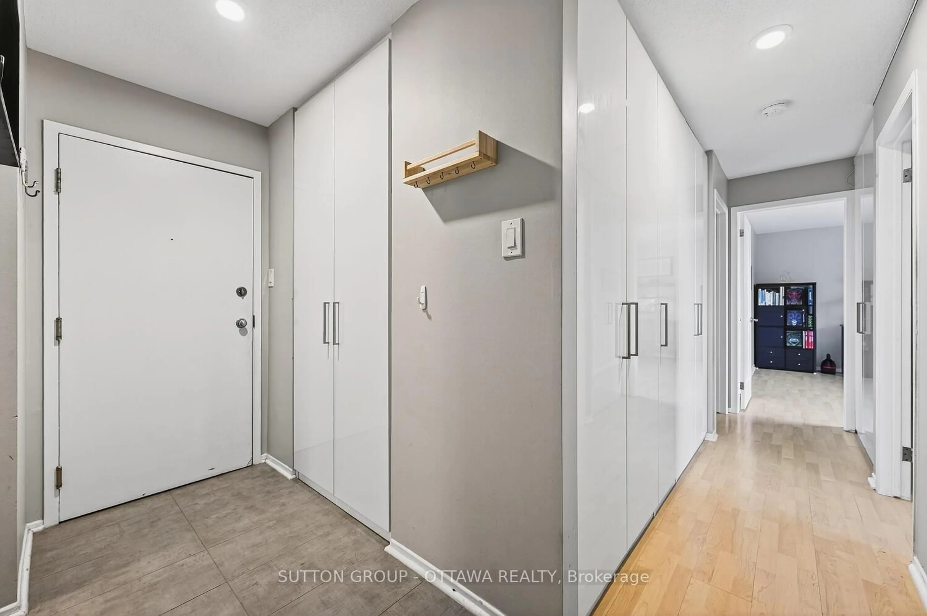 Indoor entryway for 214 Viewmount Dr #317, Ottawa Ontario K2E 7X3