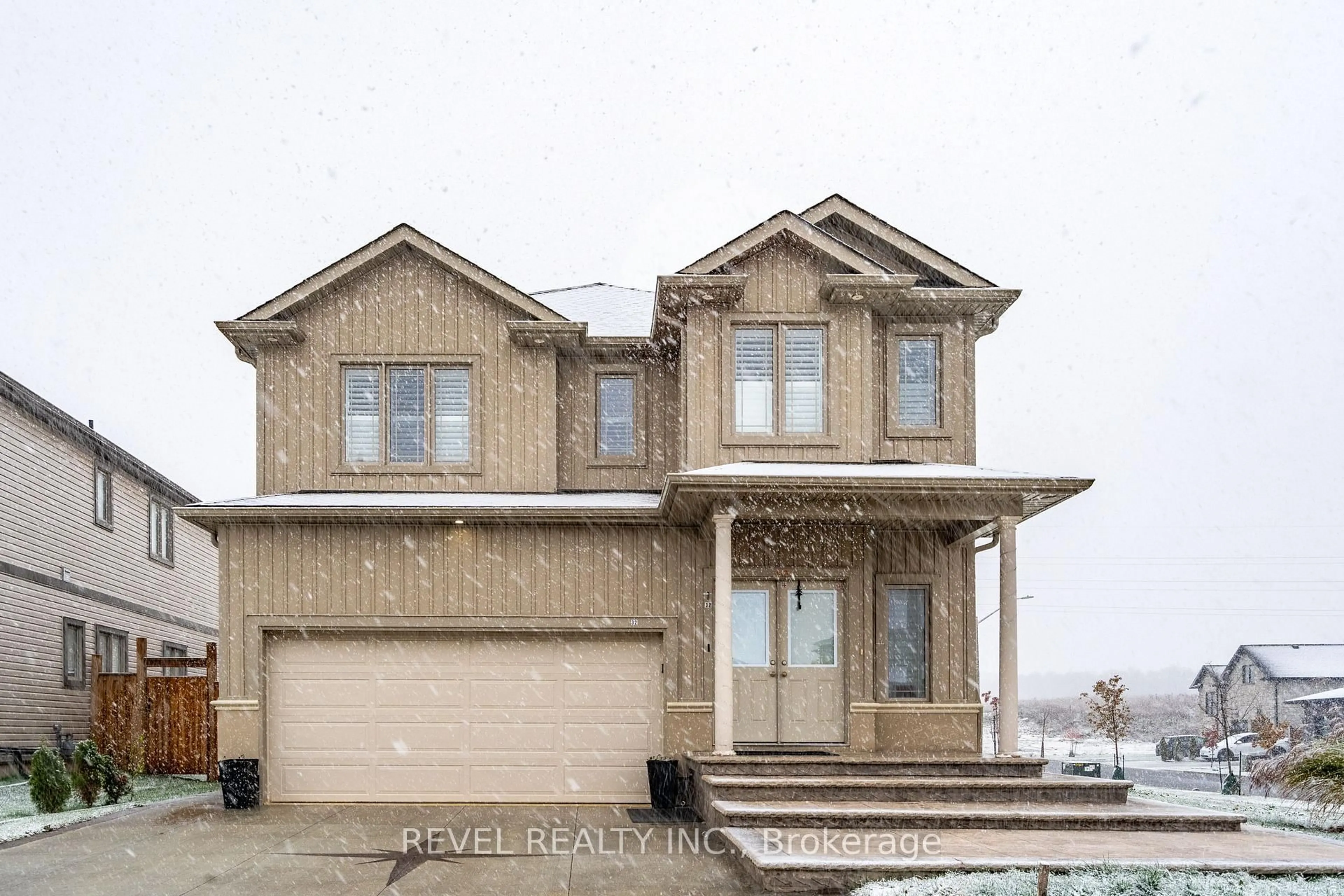 Home with brick exterior material, street for 32 Barker Pkwy, Thorold Ontario L2V 0H3